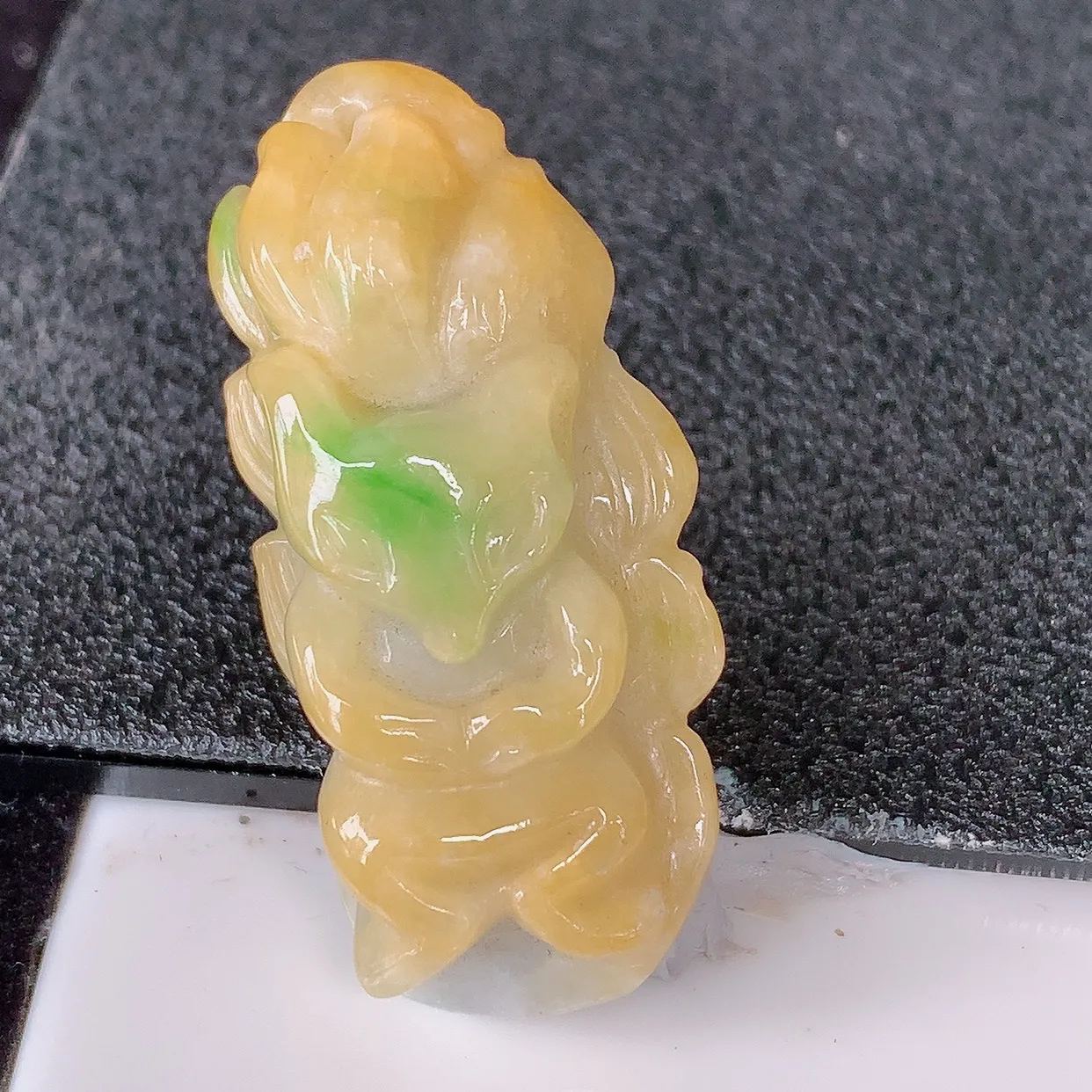 自然光实拍，冰润黄加绿翡翠狐狸吊坠，种老水足，雕工精湛 ，寓意美好，佩戴时尚出众！#87.26