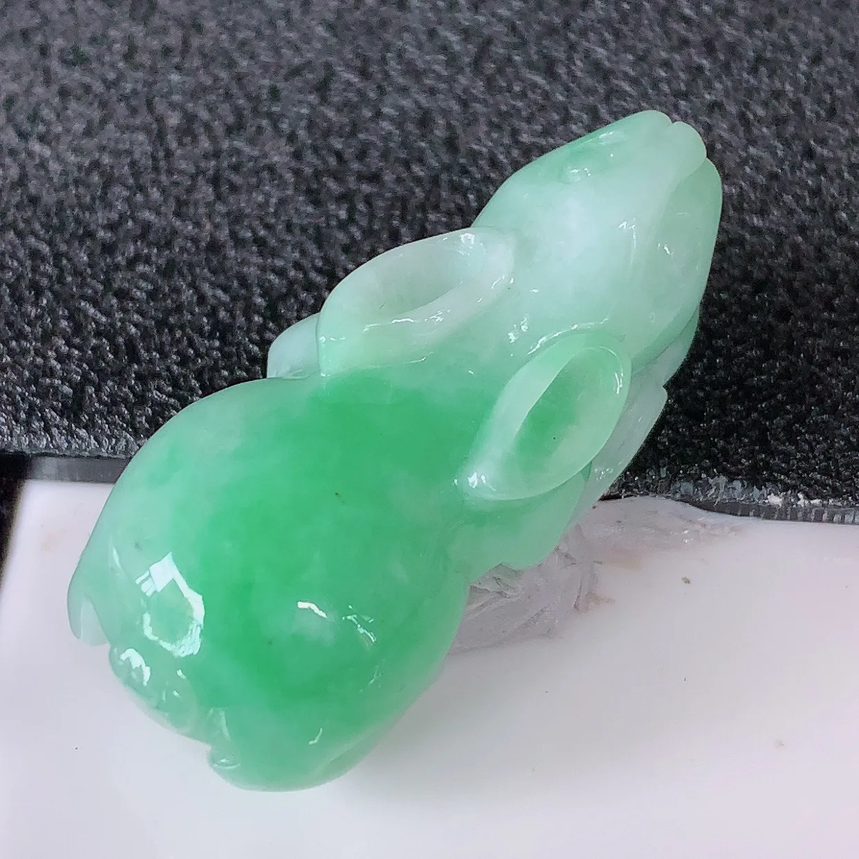 自然光实拍，冰润飘绿翡翠生肖玉兔吊坠，种老水足，雕工精湛 ，寓意美好，佩戴时尚出众！#87.26