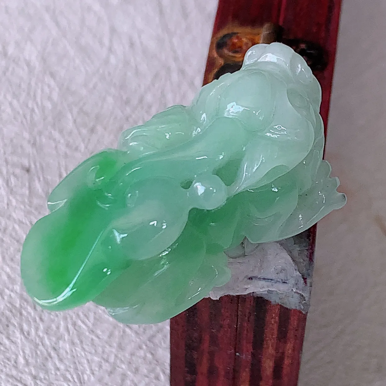 自然光实拍，水润飘绿翡翠招财貔貅吊坠，民间有“一摸貔貅运程旺盛，再摸貔貅财运滚滚，三摸貔貅平步青云 ”的美好祝愿。#81.25