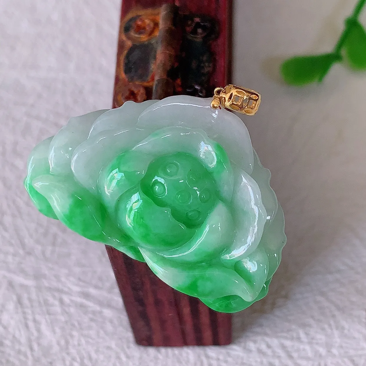 自然光实拍，18K金镶嵌冰润飘绿翡翠花开富贵荷花玉坠，财源广进，自然隐逸、荷本是素不着尘之物，有和美之寓意。#1.25