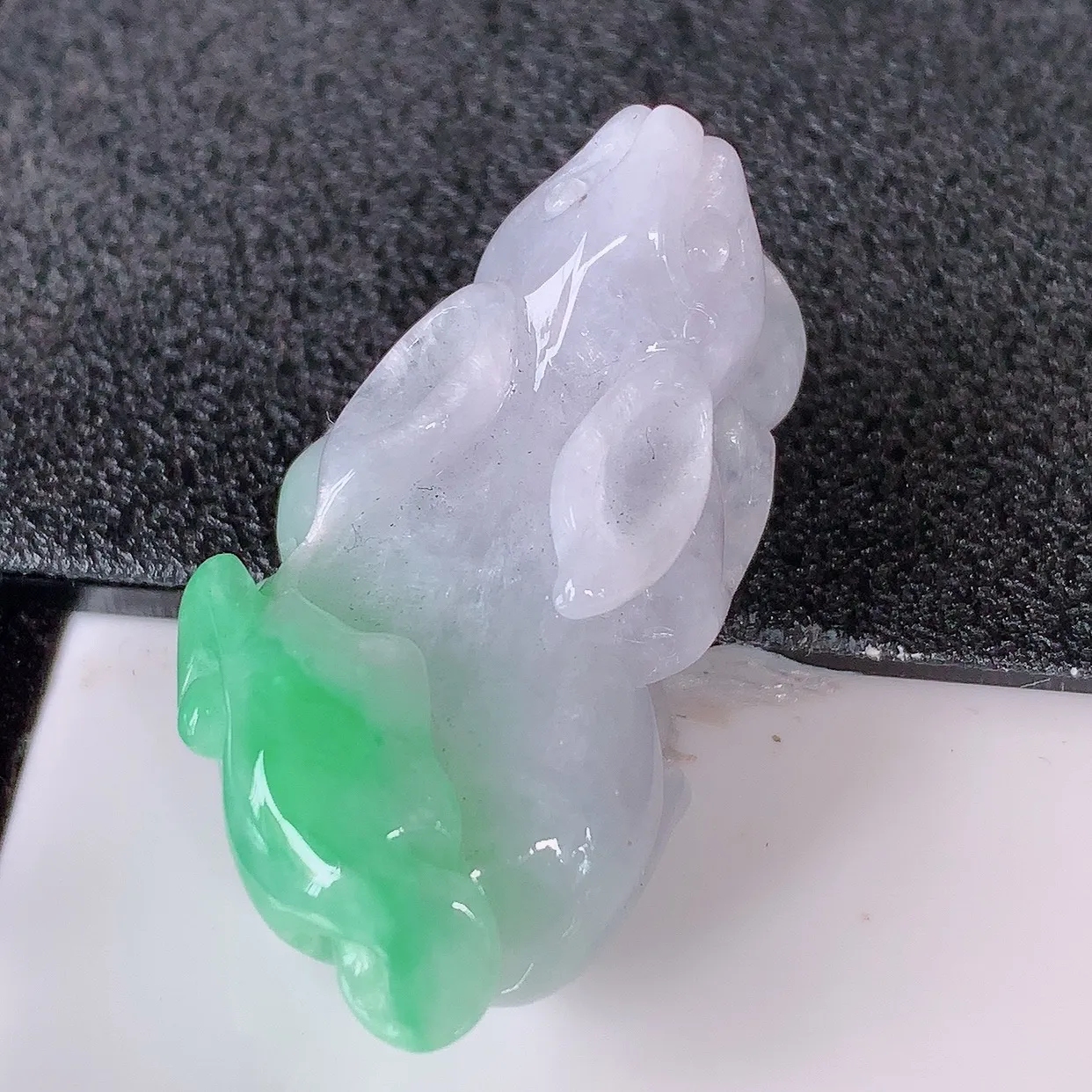 自然光实拍，冰润飘绿翡翠生肖鼠吊坠，种老水足，雕工精湛 ，寓意美好，佩戴时尚出众！#87.26