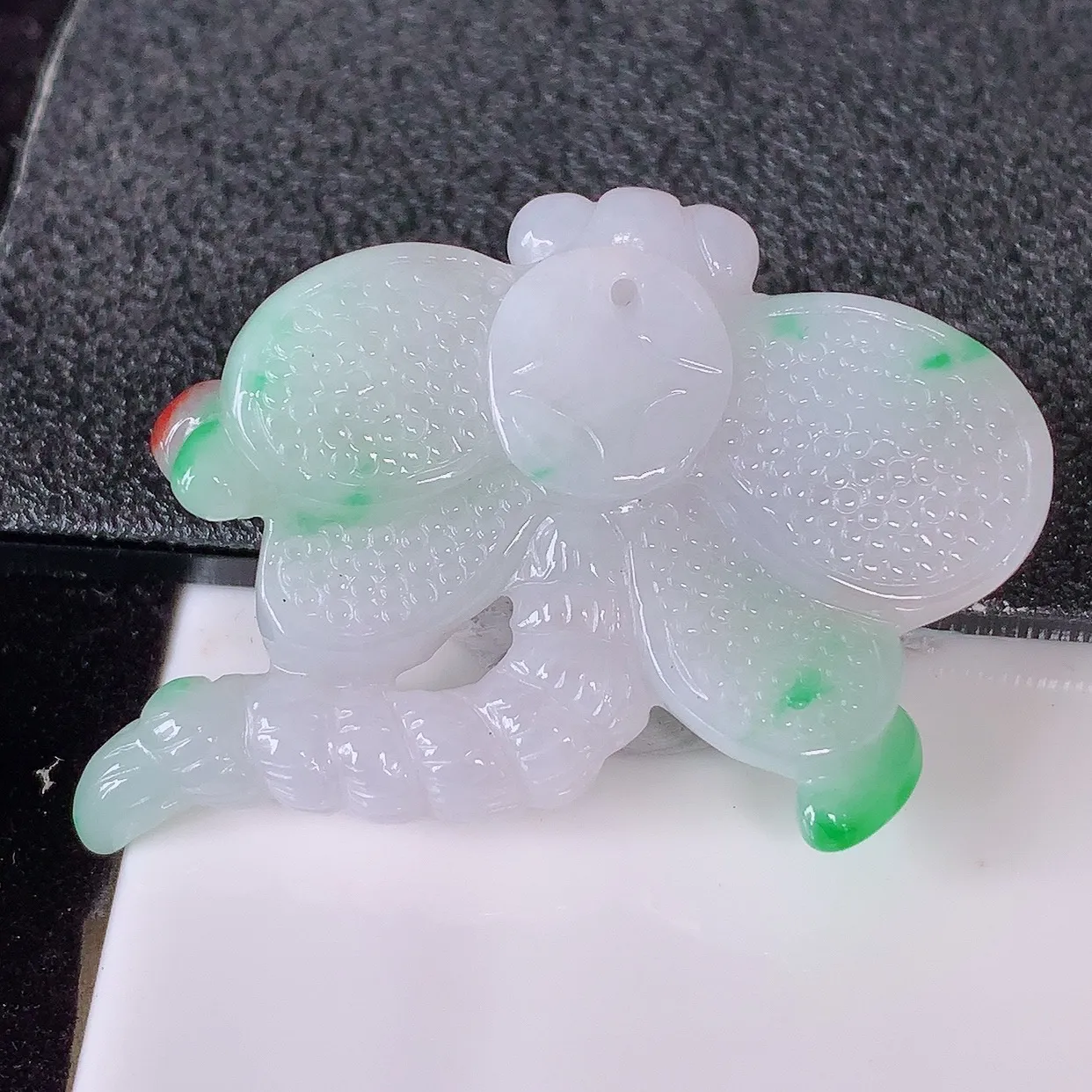 自然光实拍，冰润黄加绿翡翠蜻蜓吊坠，种老水足，雕工精湛 ，寓意美好，佩戴时尚出众！#87.26