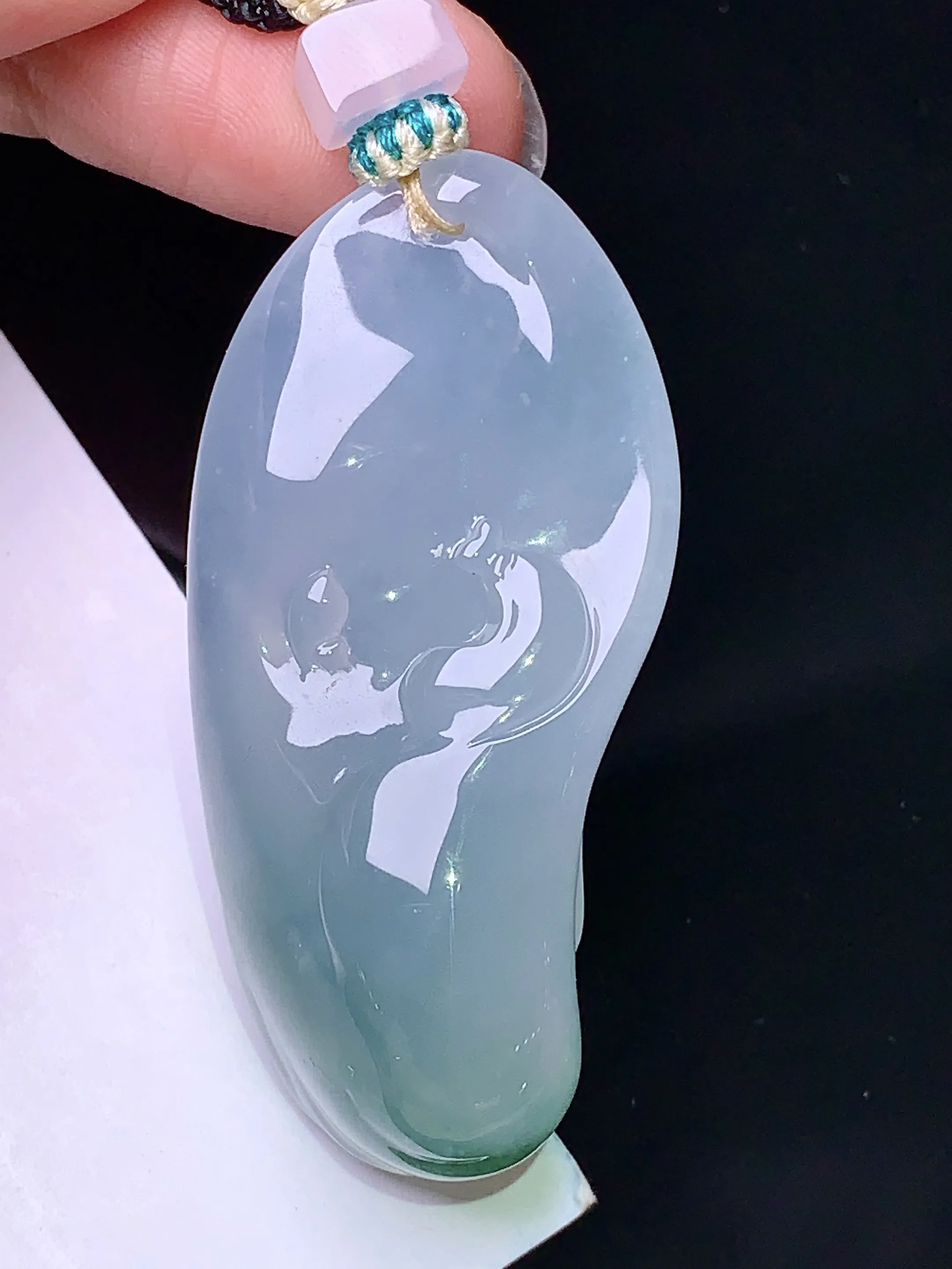 飘绿雕花牌吊坠 玉质细腻 色泽艳丽 整体尺寸48.6*23*13.5