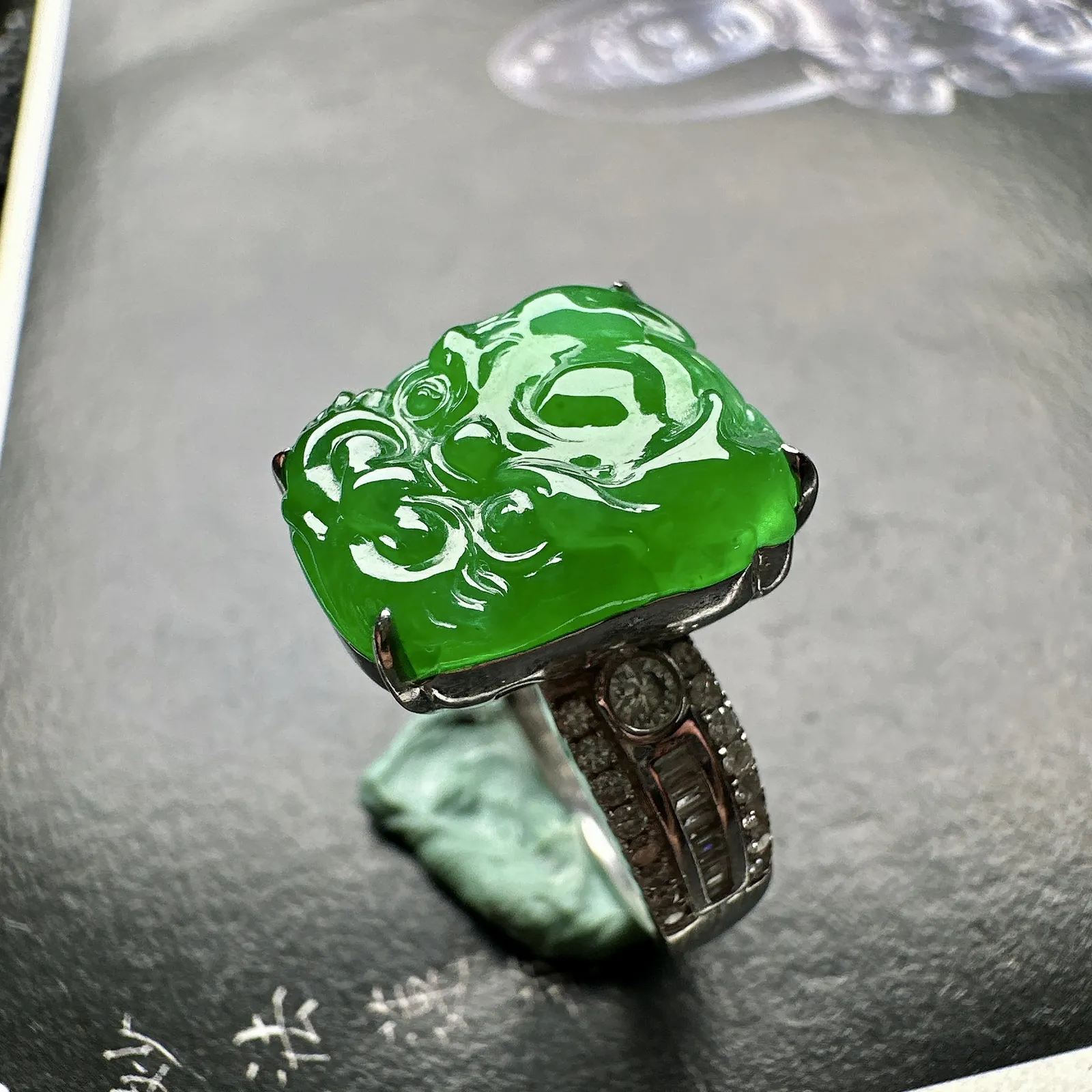 【冰种满绿龙头戒指】冰感十足，通透闪亮，种老细腻，晶莹透亮，品质很高。雕工也很精美，18K金钻精美镶嵌，裸石尺寸15.7*13*4.9毫米，上下三个圈口免费改