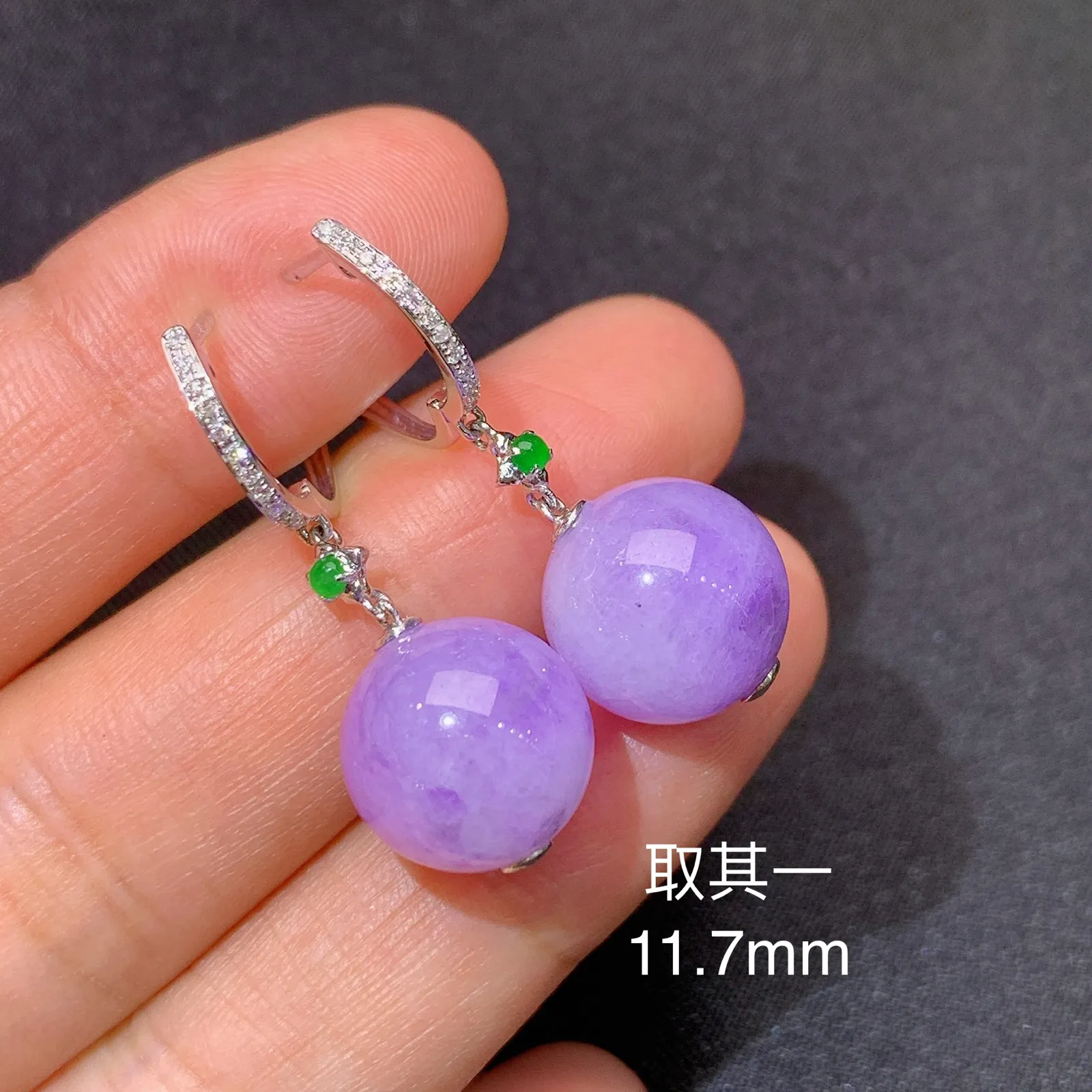 紫罗兰圆珠耳坠，款式优雅，18k金镶嵌，温润细腻，颜色浓郁 直径尺寸11.7