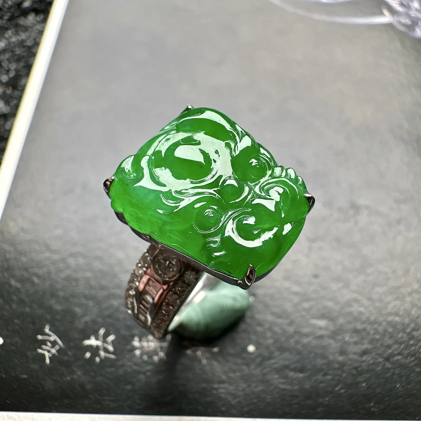 【冰种满绿龙头戒指】冰感十足，通透闪亮，种老细腻，晶莹透亮，品质很高。雕工也很精美，18K金钻精美镶嵌，裸石尺寸15.7*13*4.9毫米，上下三个圈口免费改