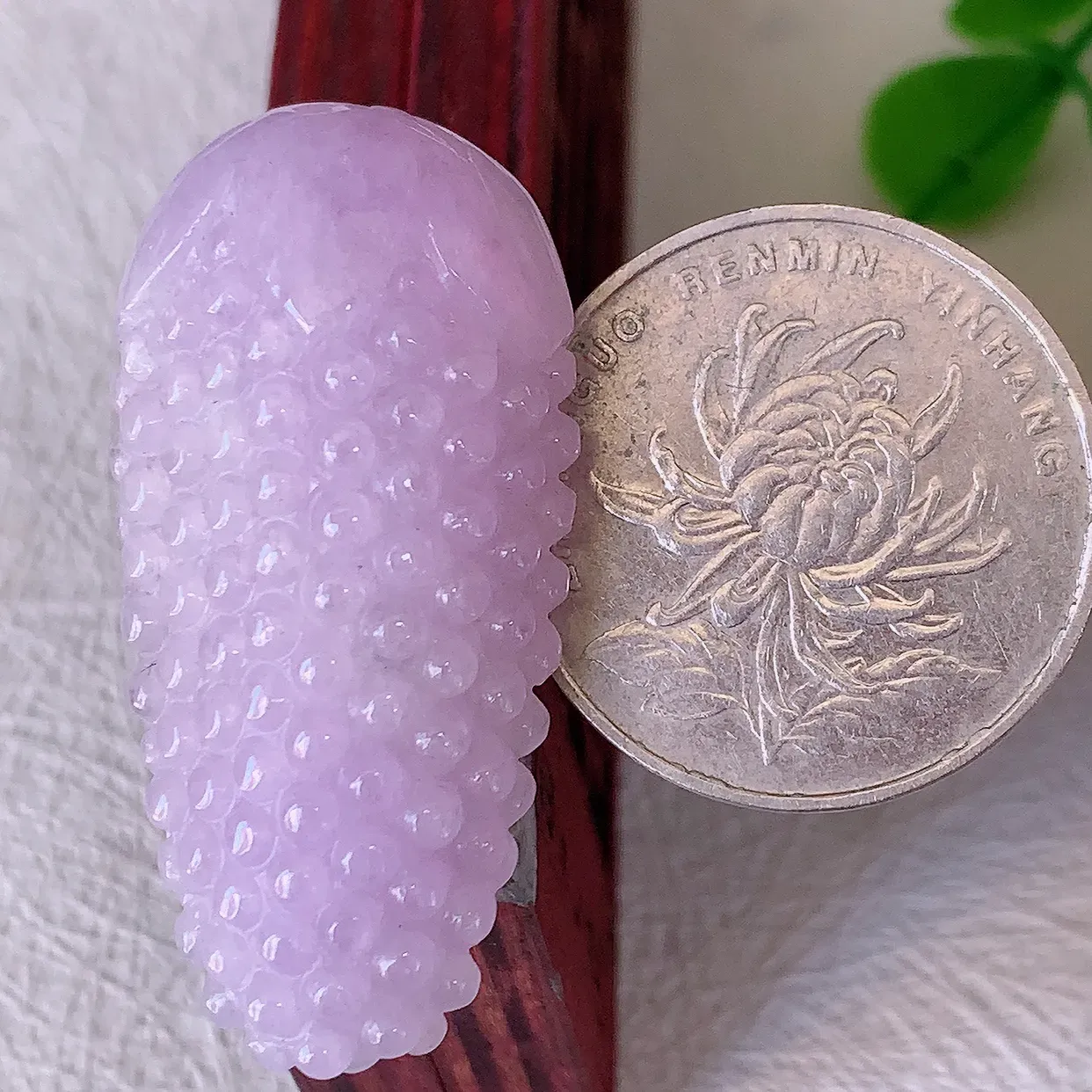 自然光实拍，水润紫罗兰翡翠葡萄吊坠，多子多福，翠色灵动，玉质细腻，颜色漂亮，品相佳，佩戴佳品！#57.25