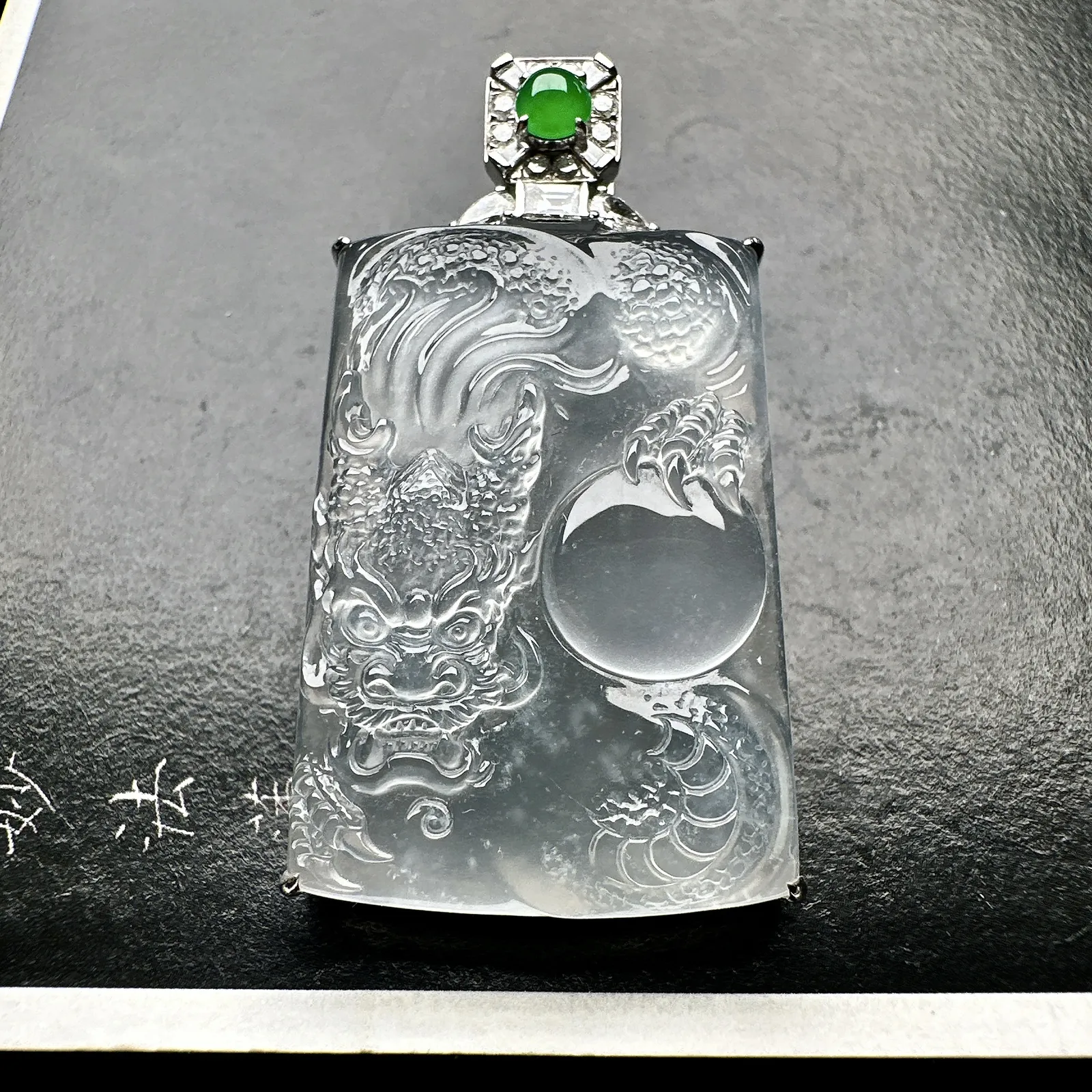 【玻璃种龙牌】冰润细腻，冰感好，质地很不错。雕工精细，佩戴效果好，18k金钻镶嵌，裸石尺寸31.9*