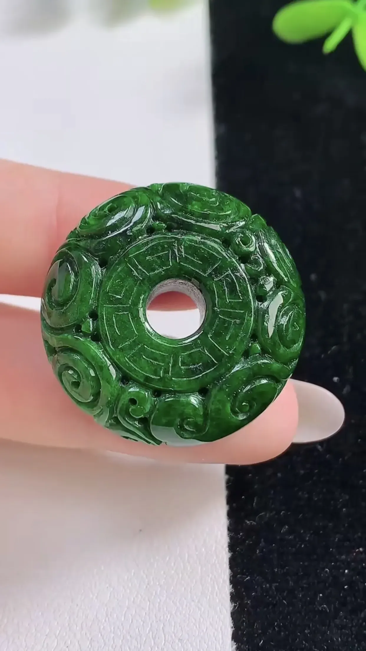 缅甸天然翡翠a货 老坑料起胶冰润 满辣绿雕花路路通吊坠，尺寸29.1-11.6mm  y 18.94