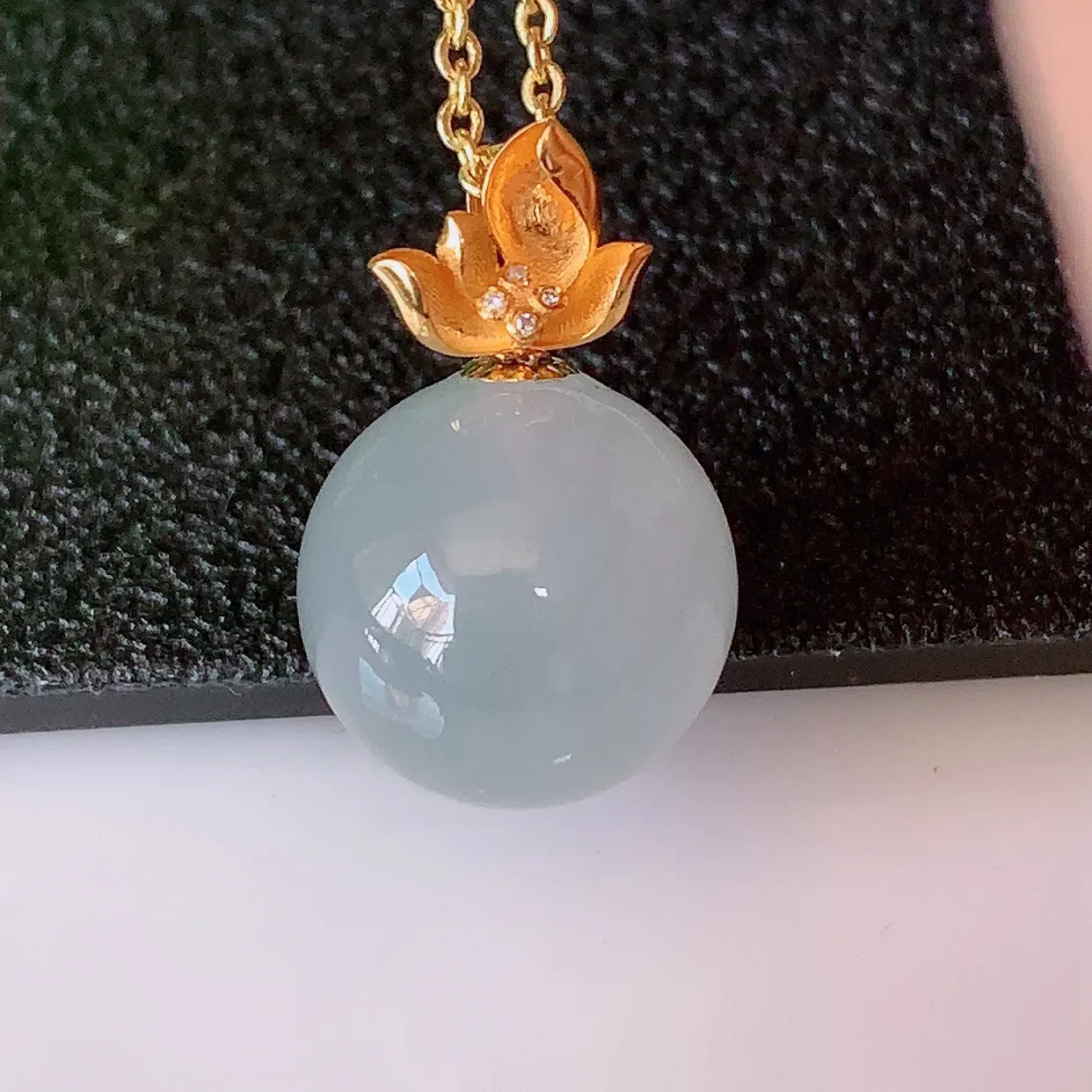 18K金镶嵌冰种翡翠转运珠吊坠，寓意“时来运转，财源滚滚” 寓意佳，荧光灼灼，转运珠佩戴时尚优雅！#1.25