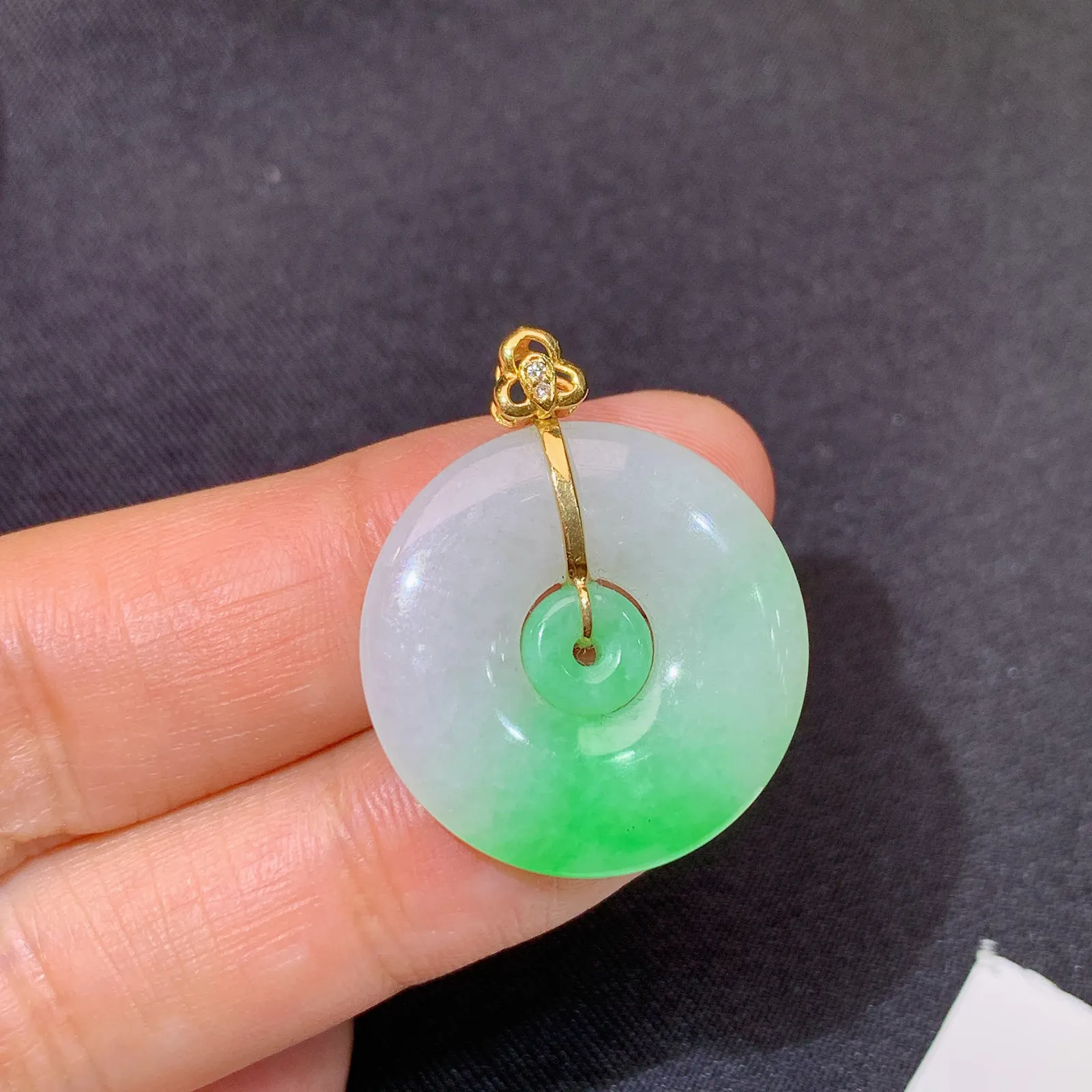 飘绿子母扣吊坠，18k金镶嵌，冰润色阳，种水足 尺寸28*22.9*3.3