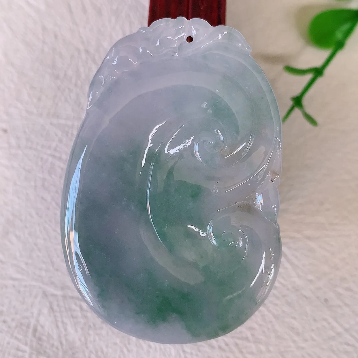 自然光实拍，水润春带彩翡翠万事如意吊坠，翠色灵动，玉质细腻，颜色漂亮，品相佳，佩戴佳品！#57.25