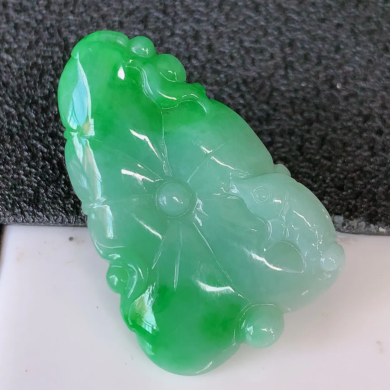 自然光实拍，冰润飘绿翡翠荷叶鱼、和和美美玉坠，财源广进，自然隐逸、荷本是素不着尘之物，有和美之寓意。#05.25