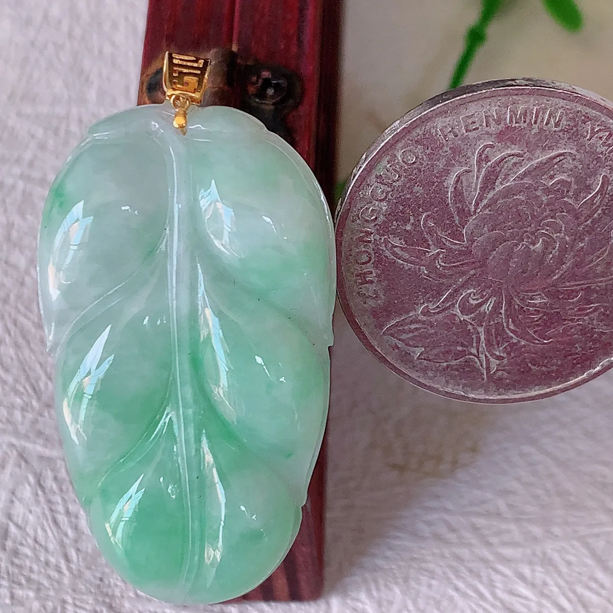 18k金镶嵌水润飘绿翡翠叶子吊坠，沁人心脾，精致典雅的设计，为佩戴者，增添色彩，送礼自留都是佳品选择！#00.26