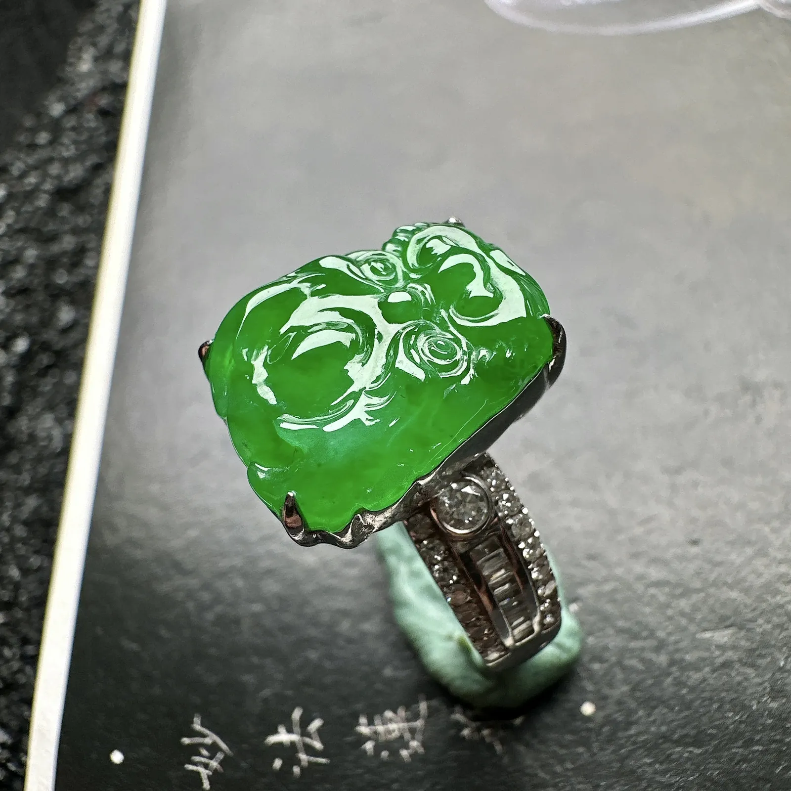 【冰种满绿龙头戒指】冰感十足，通透闪亮，种老细腻，晶莹透亮，品质很高。雕工也很精美，18K金钻精美镶嵌，裸石尺寸15.7*13*4.9毫米，上下三个圈口免费改