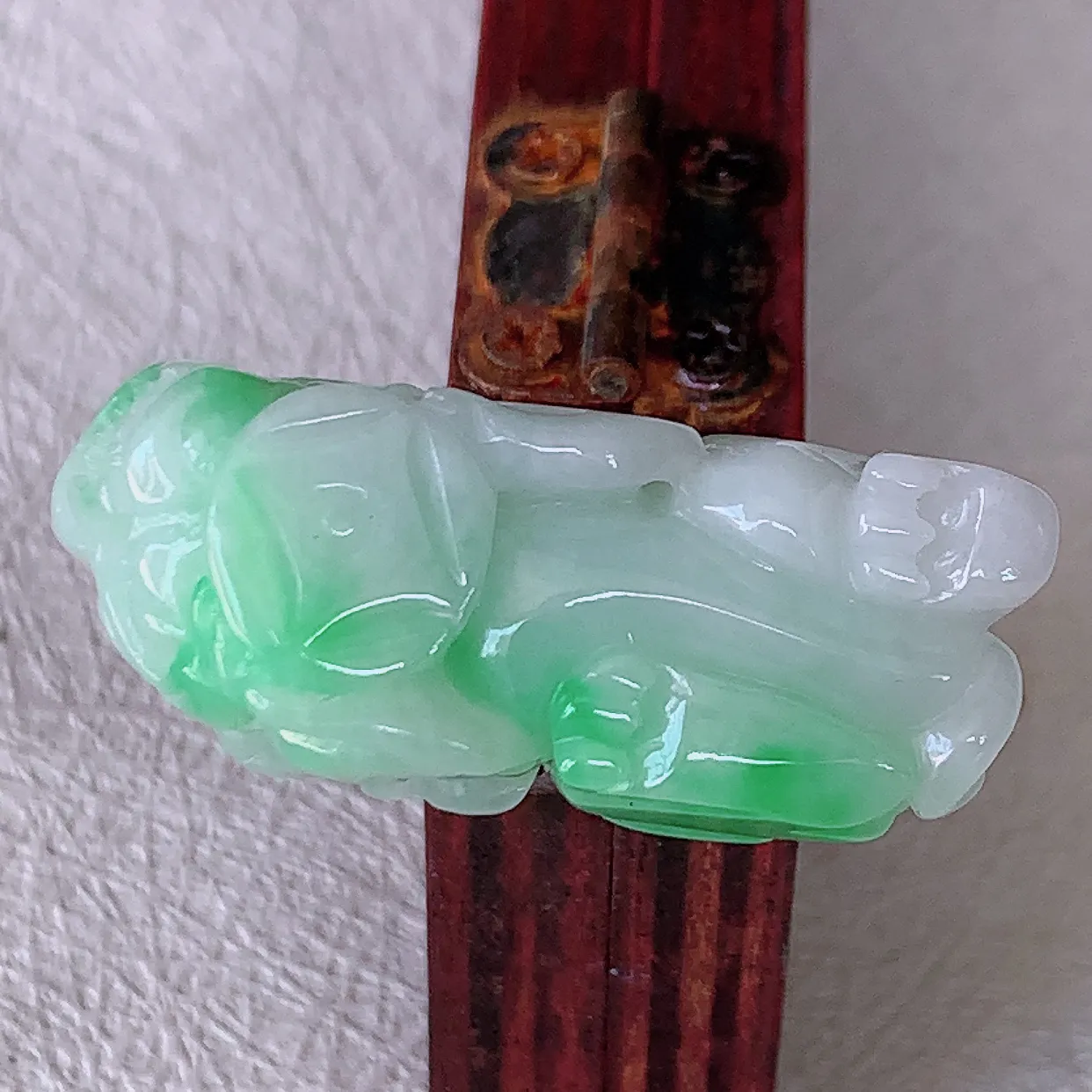 自然光实拍，冰润飘绿翡翠招财貔貅吊坠，民间有“一摸貔貅运程旺盛，再摸貔貅财运滚滚，三摸貔貅平步青云 ”的美好祝愿。#81.25