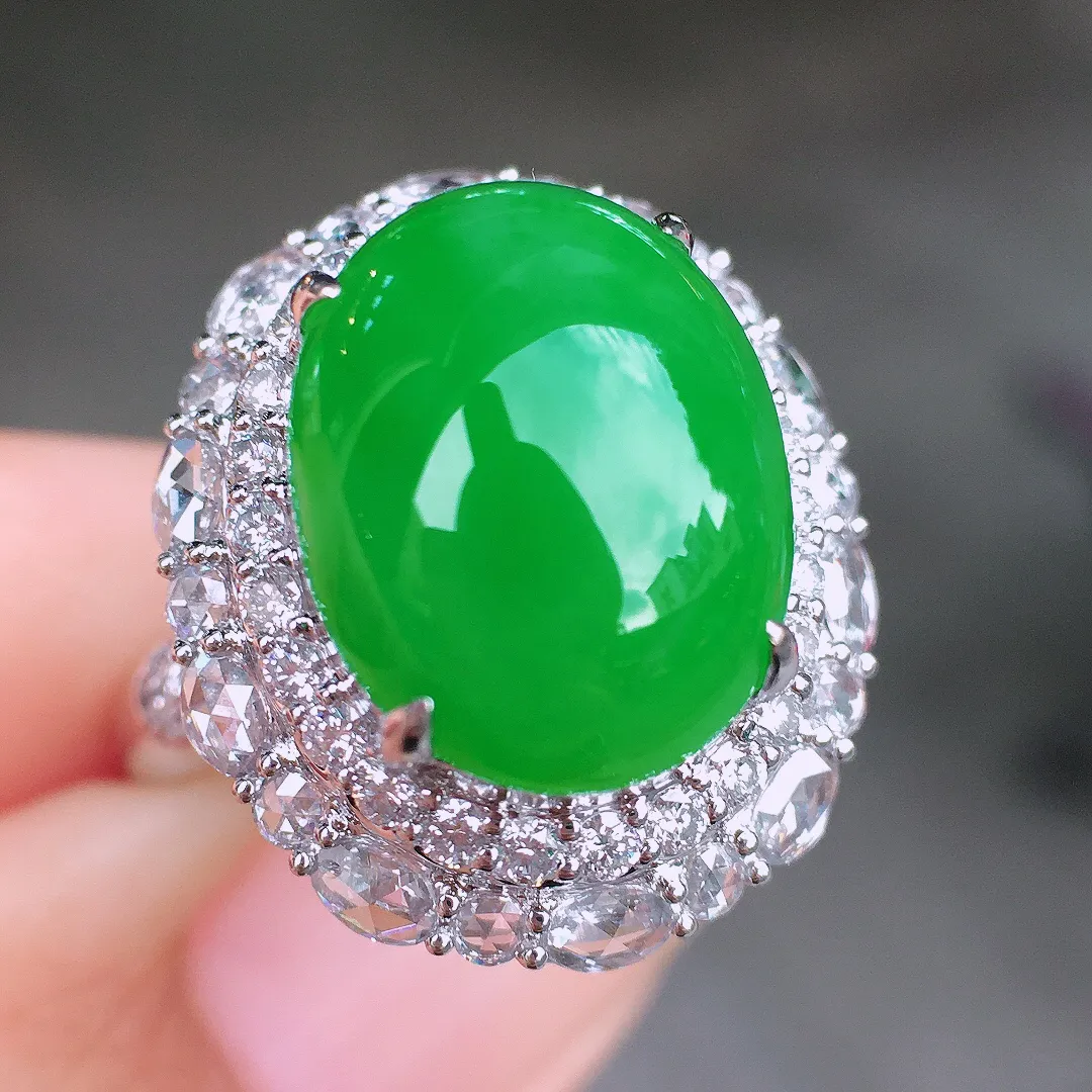 阳绿蛋面戒指，色泽均匀艳丽，玉质细腻，荧光感超
强，饱满圆润，尽显优雅气质，18k
金豪华镶嵌