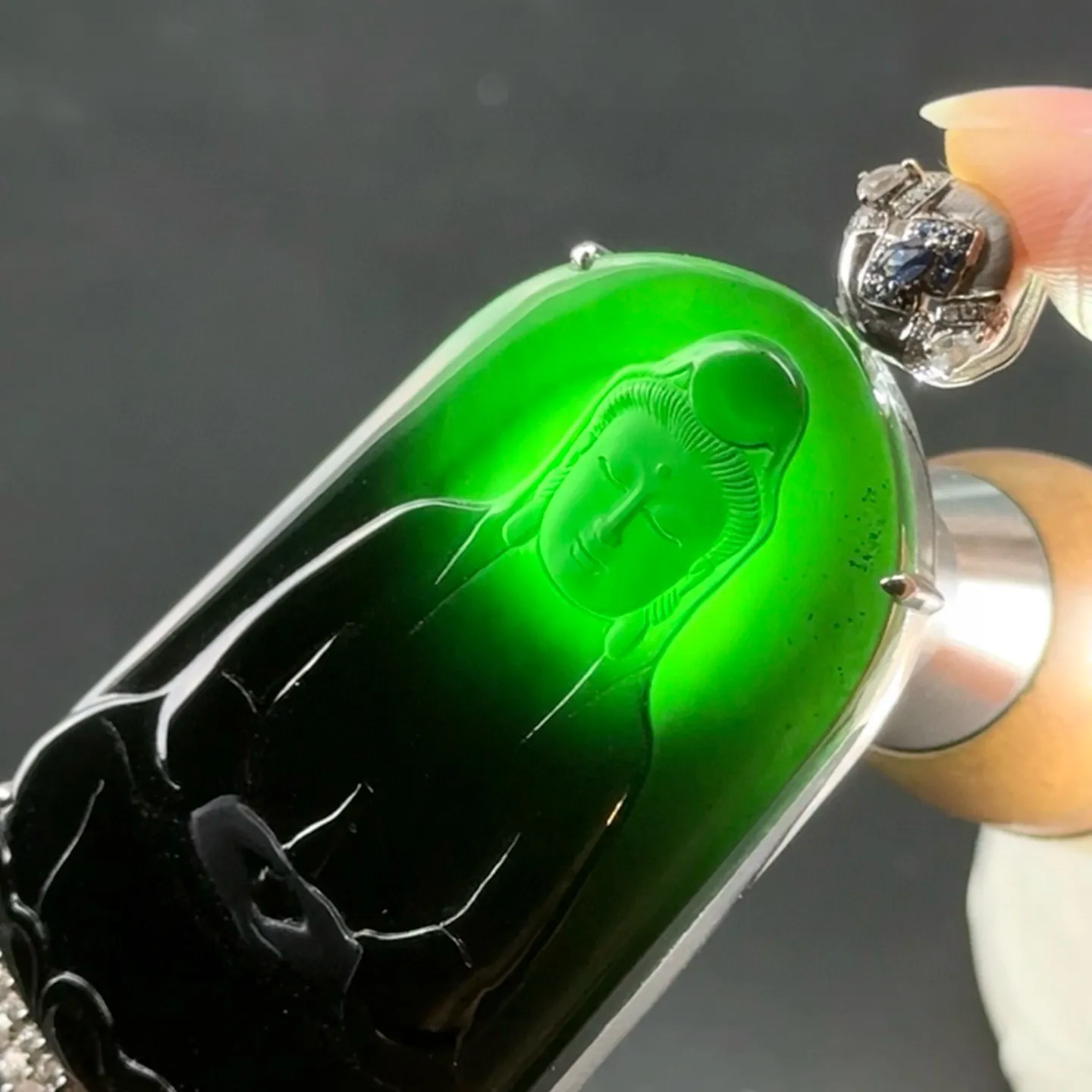精品墨翠观音 种好色正 黑度极好 打灯通透 油性十足 尺寸73.3
