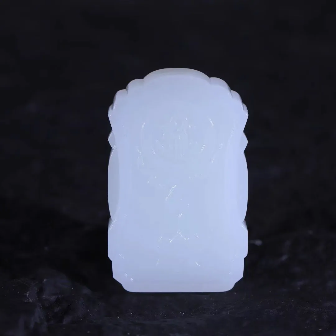 精品美物
【大日如来】和田老坑白玉羊脂白，凝润若脂，温润而泽，结构细糯。精心雕琢，意境幽生。滴水成佛，清灵佛境油然而生。方寸之间，天地无垠，一花一世界，一木一浮生，一方一净土，一叶一如来。
【规格】55-35-18mm，71g
C92311321