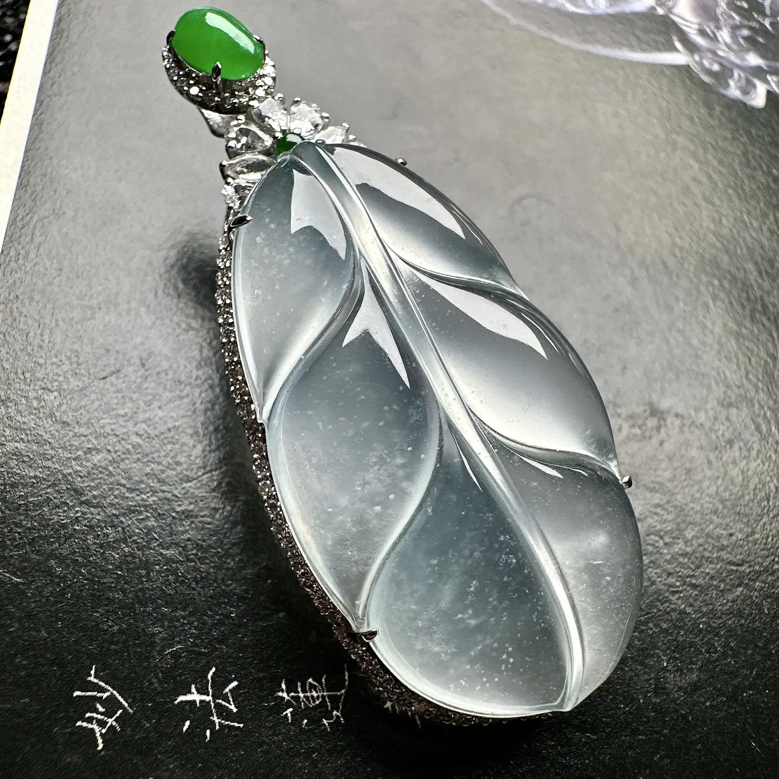 【冰种大叶子】金枝玉叶，质地细腻，冰润透亮，光泽出众，18k金钻镶嵌，裸石尺寸41.1*23.2*7毫米