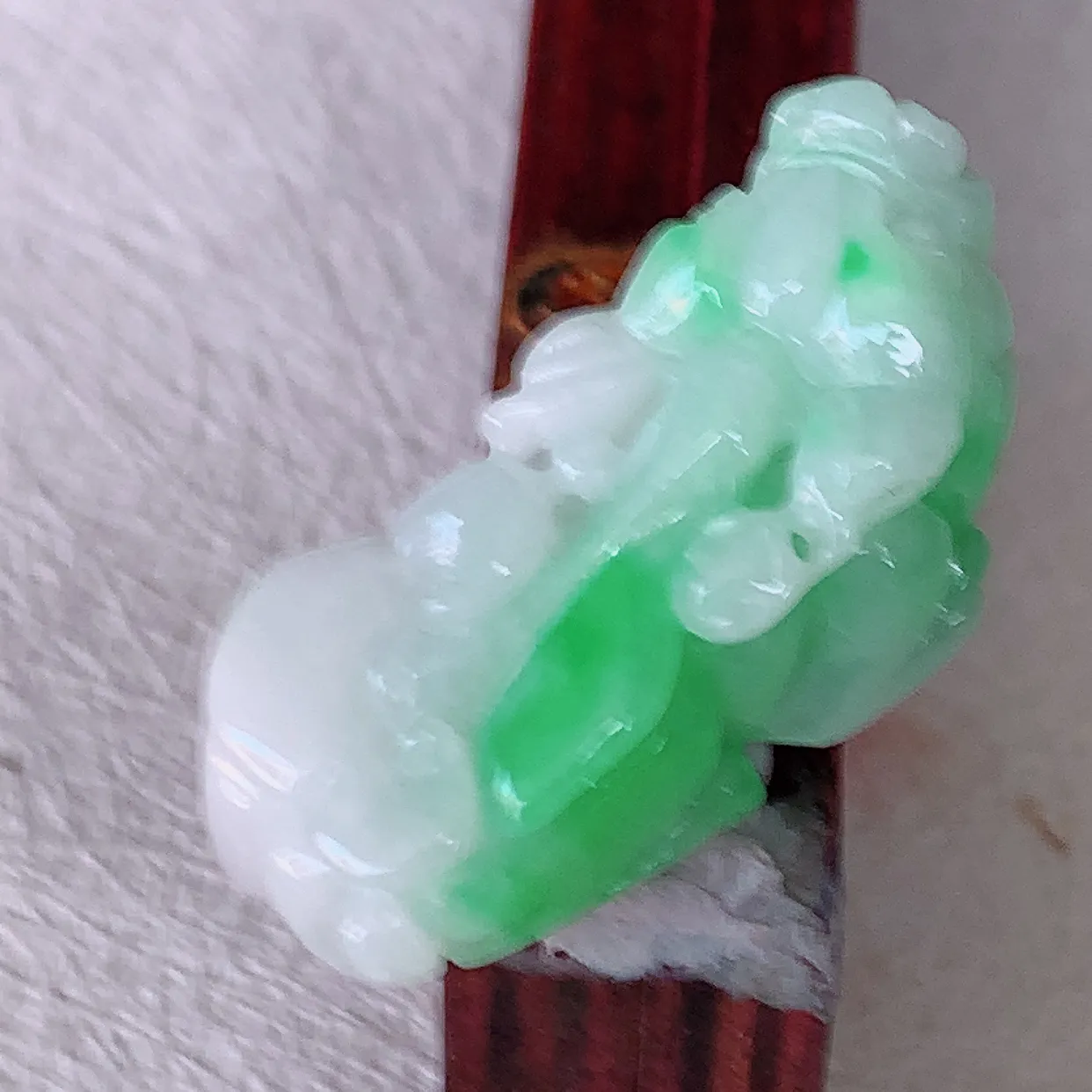 自然光实拍，冰润飘绿翡翠招财貔貅吊坠，民间有“一摸貔貅运程旺盛，再摸貔貅财运滚滚，三摸貔貅平步青云 ”的美好祝愿。#81.25