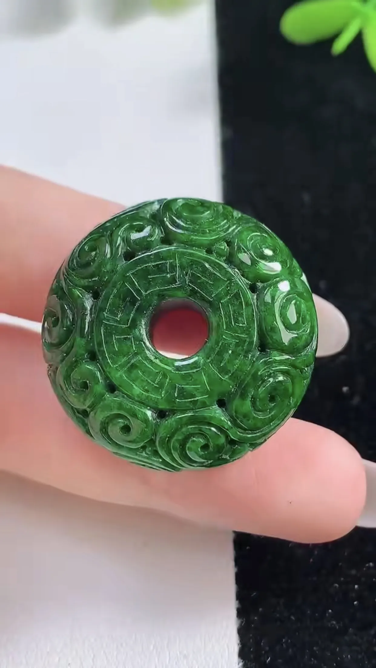 缅甸天然翡翠a货 老坑料起胶冰润 满辣绿雕花路路通吊坠，尺寸29.1-11.6mm  y 18.94