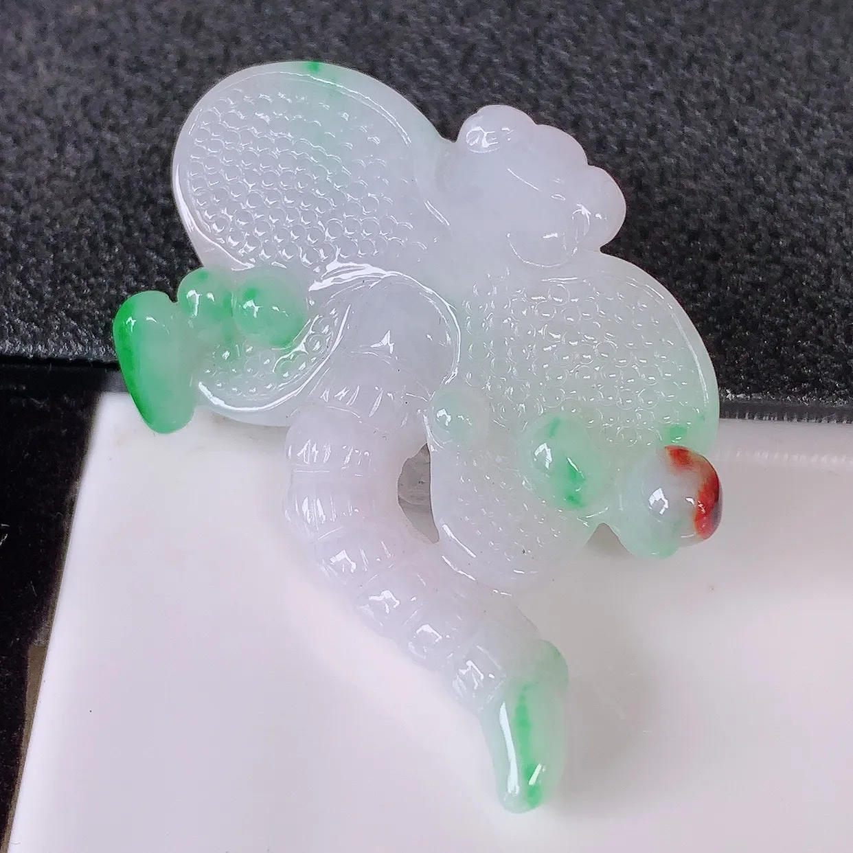 自然光实拍，冰润黄加绿翡翠蜻蜓吊坠，种老水足，雕工精湛 ，寓意美好，佩戴时尚出众！#87.26