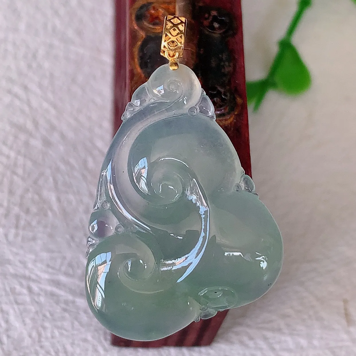 18K金镶嵌冰种翡翠如意吊坠，种老水足，雕工精湛 ，寓意美好，佩戴时尚出众！#1.25整体35裸石2