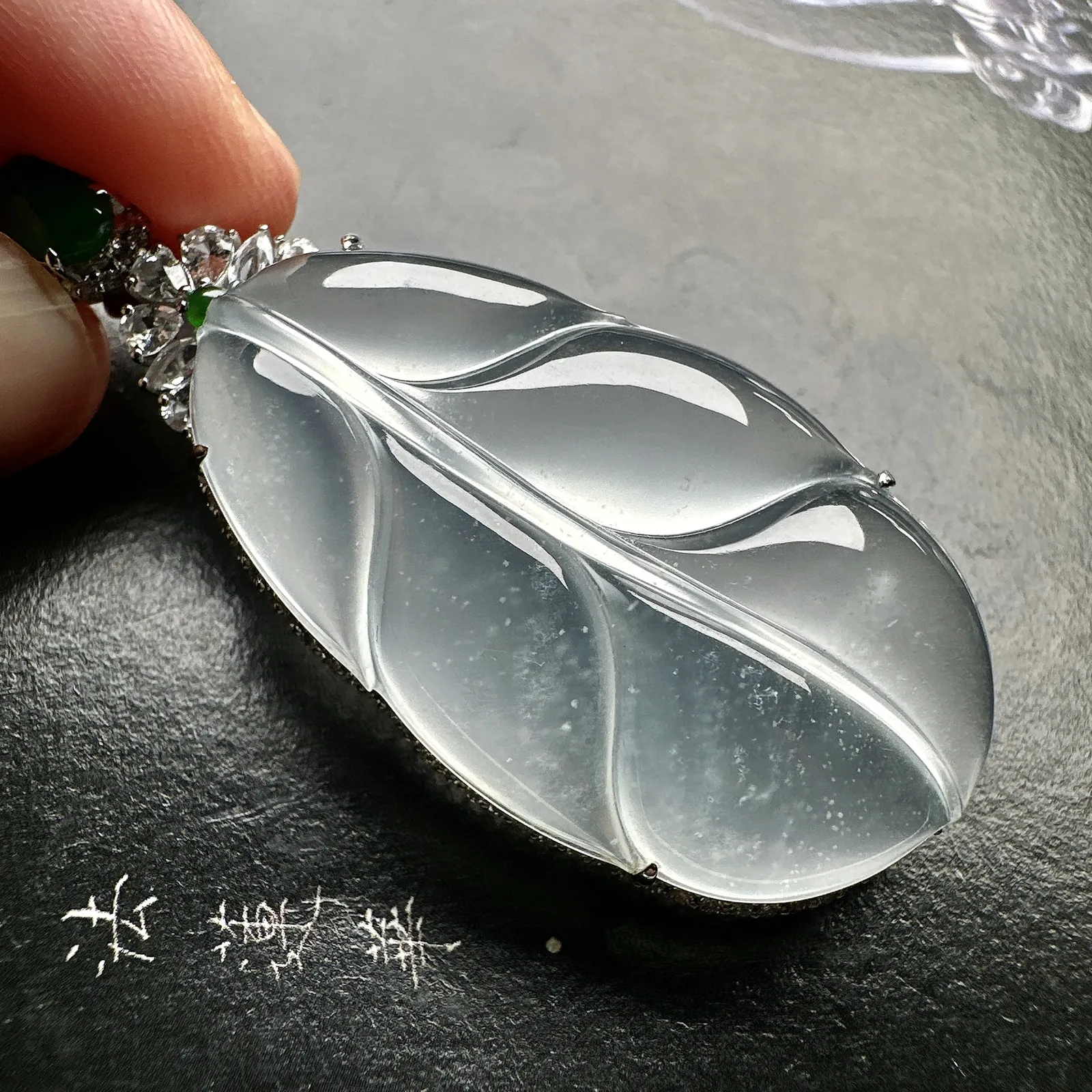 【冰种大叶子】金枝玉叶，质地细腻，冰润透亮，光泽出众，18k金钻镶嵌，裸石尺寸41.1*23.2*7毫米