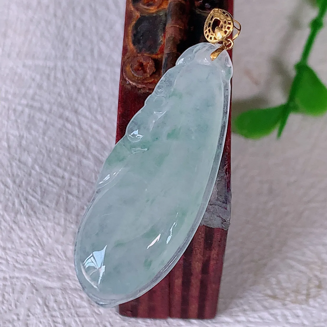 18K金镶嵌冰种飘花翡翠招财福瓜吊坠，精美饱满福瓜，种水足，形态圆润饱满，福相十足 ！#00.25