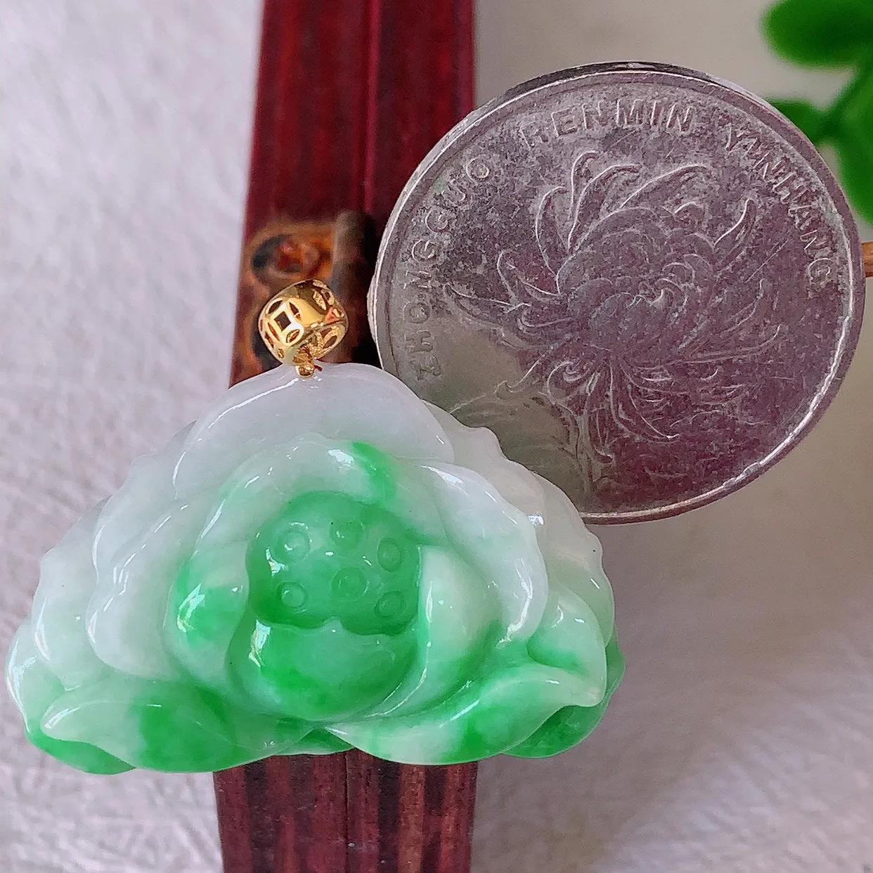 自然光实拍，18K金镶嵌冰润飘绿翡翠花开富贵荷花玉坠，财源广进，自然隐逸、荷本是素不着尘之物，有和美之寓意。#1.25
