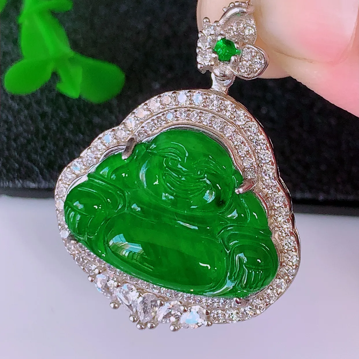 冰透满绿翡翠925银镶嵌佛公吊坠，自然光实拍，翠色灵动，颜色漂亮，种老水足，品相佳，佩戴佳品！#97.25整体31.5*24*9.2裸石20.5*14.5
