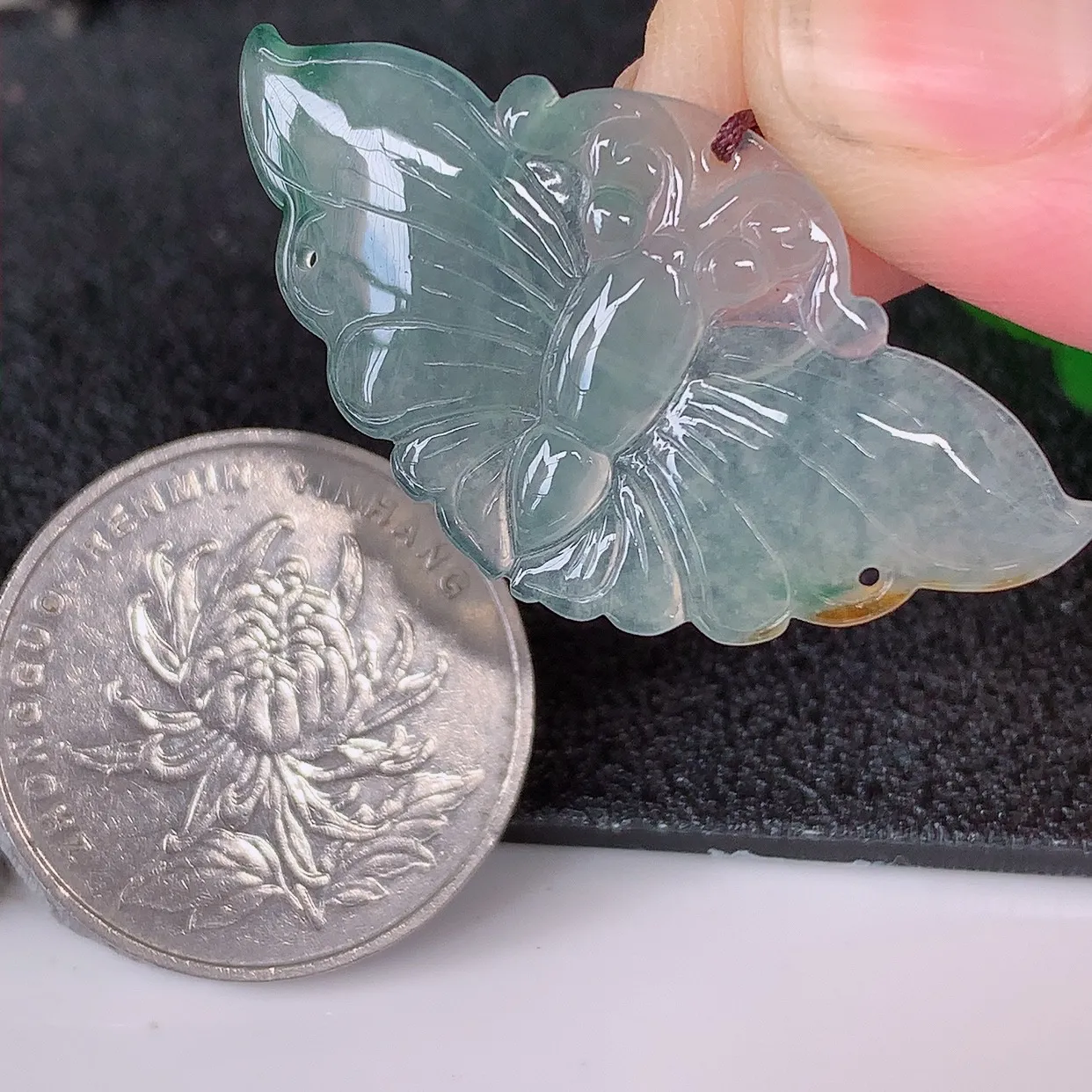 自然光实拍，冰种三彩翡翠蝴蝶吊坠，种老水足，雕工精湛 ，寓意美好，佩戴时尚出众！#87.26
