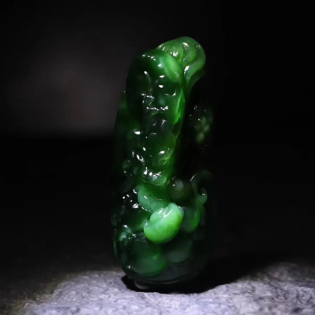 归心匠造｜高端臻品
  ●——生意兴隆
碧玉猫眼生意兴隆手把件，收藏级臻品美物，肉质油润细腻，由大师设计立体雕刻祥龙，饱满传神，犹如一幅活灵活现的画卷，凝聚着匠人的巧思与匠心，将龙的威武形象栩栩如生地呈现在眼前，每一处细节都经过精心雕琢，把玩于手中，仿佛能感受到龙的磅礴气势，让人不禁为之心动，不仅是一件精美的艺术品，更是传承着中华文化的瑰宝，让人在欣赏中感受到传统文化的深厚底蕴，寓意避邪纳福，吉祥如意，生意兴隆，财源滚滚。
80*34*27mm，95.50g.