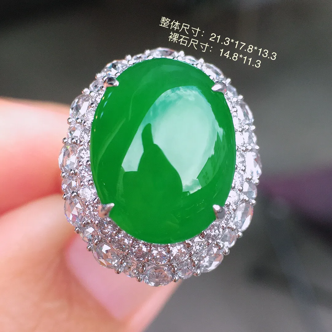 阳绿蛋面戒指，色泽均匀艳丽，玉质细腻，荧光感超
强，饱满圆润，尽显优雅气质，18k
金豪华镶嵌