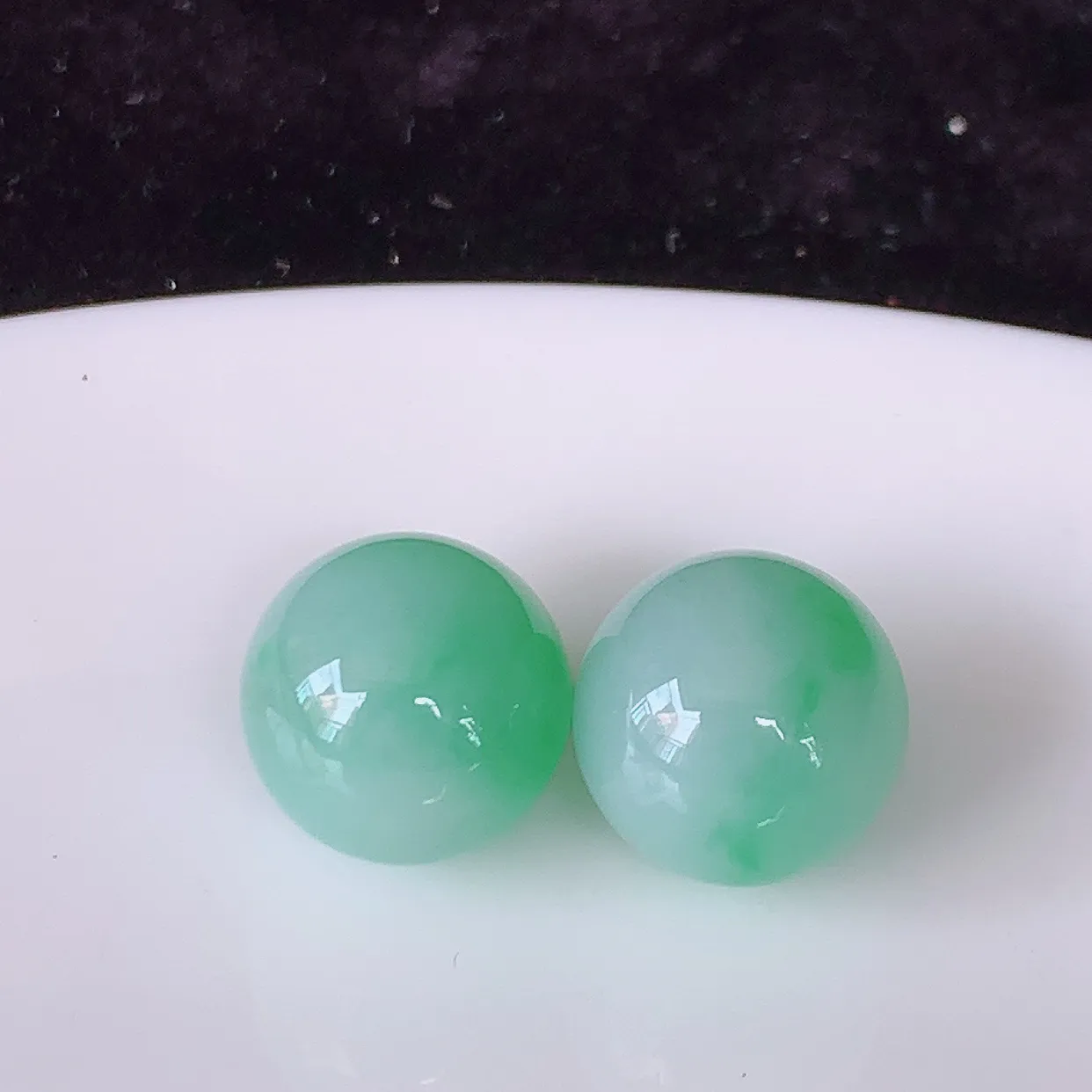 自然光实拍，冰润飘绿翡翠一对圆珠，翠色灵动，玉质细腻，颜色漂亮，品相佳，佩戴佳品！ #05.25尺寸10.5mm