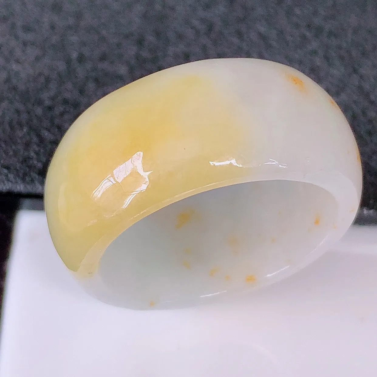 自然光实拍，冰黄翡21.5mm内径翡翠扳指，指环，沙金点玉扳指，财源滚滚，玉质细腻起胶，27圈口，种水好！#49.25尺寸21.5-11.5*3.5