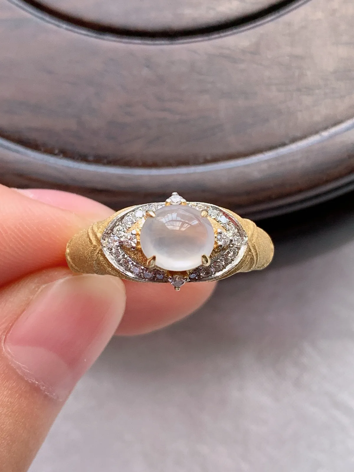 翡翠a货18k金冰种白冰蛋面戒指，尺寸17.4-6.2-7，重量:4.13g