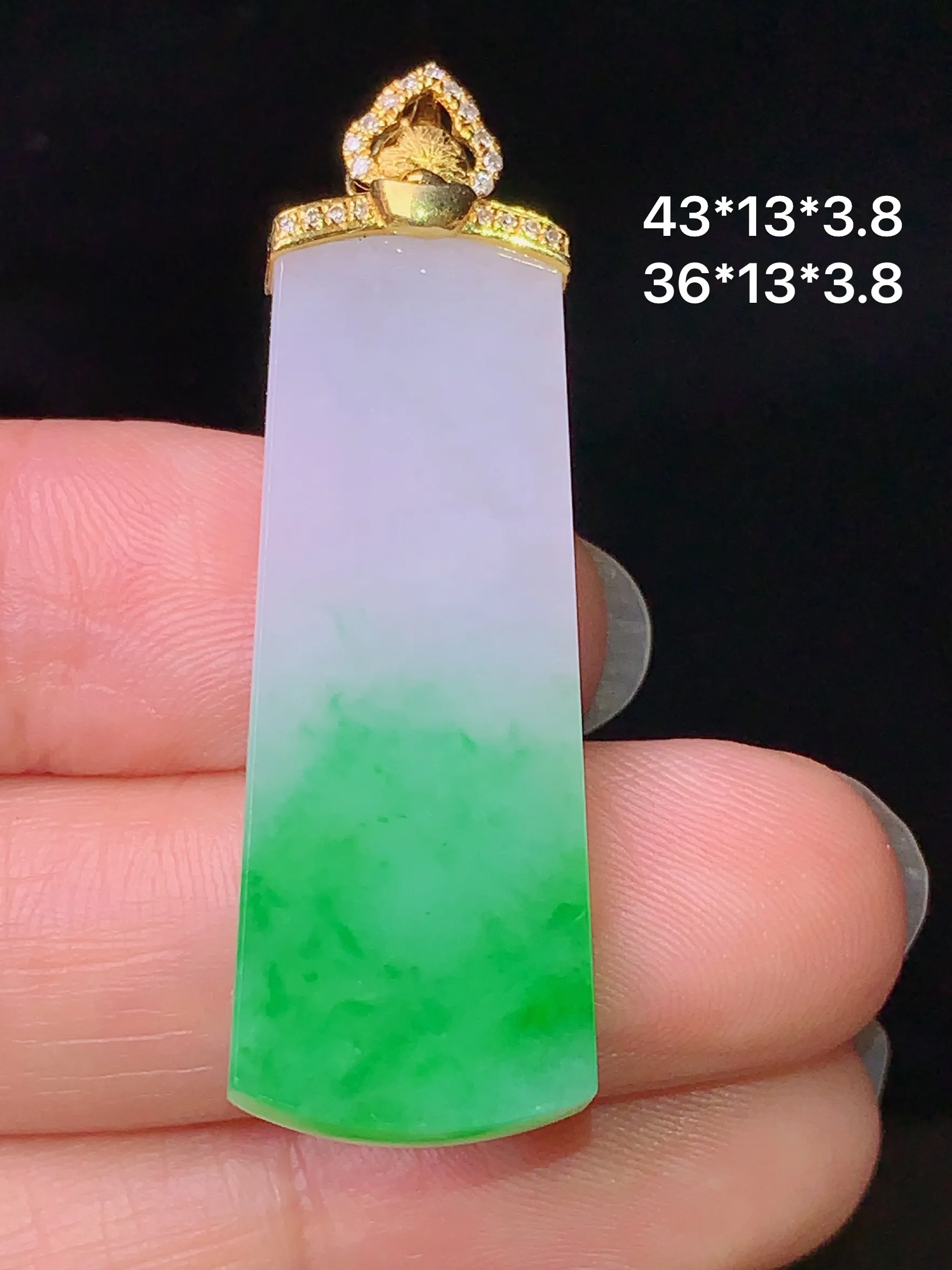 18k金钻镶嵌飘绿无事牌吊坠 玉质细腻 色泽艳丽 整体尺寸43*13*3.8