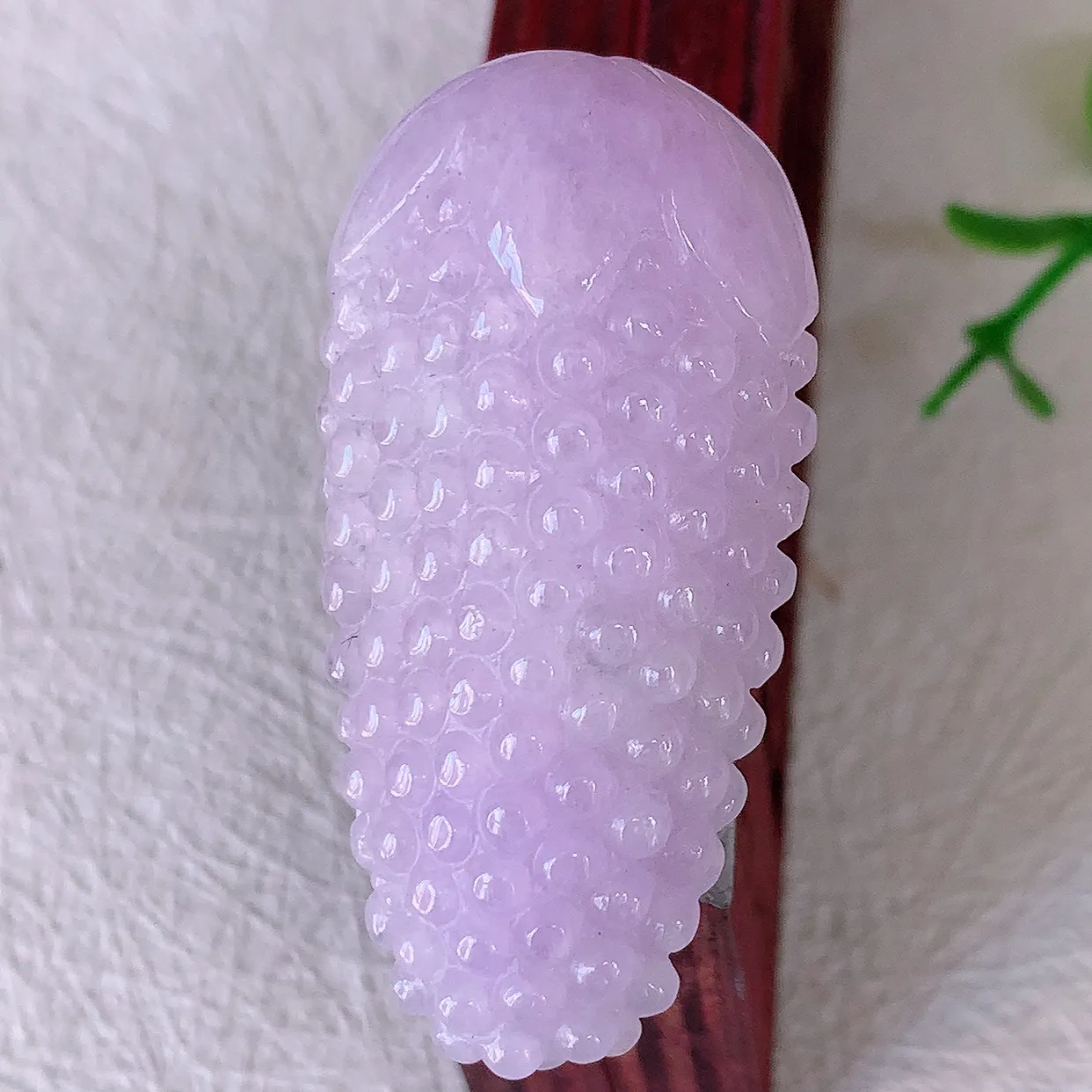 自然光实拍，水润紫罗兰翡翠葡萄吊坠，多子多福，翠色灵动，玉质细腻，颜色漂亮，品相佳，佩戴佳品！#57.25