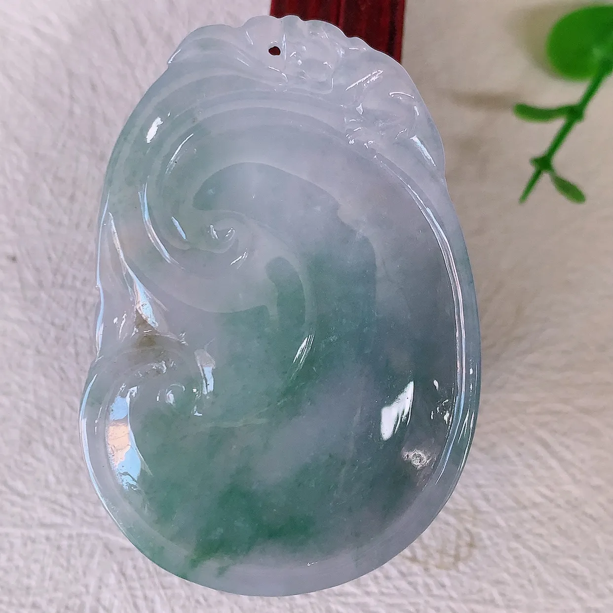 自然光实拍，水润春带彩翡翠万事如意吊坠，翠色灵动，玉质细腻，颜色漂亮，品相佳，佩戴佳品！#57.25