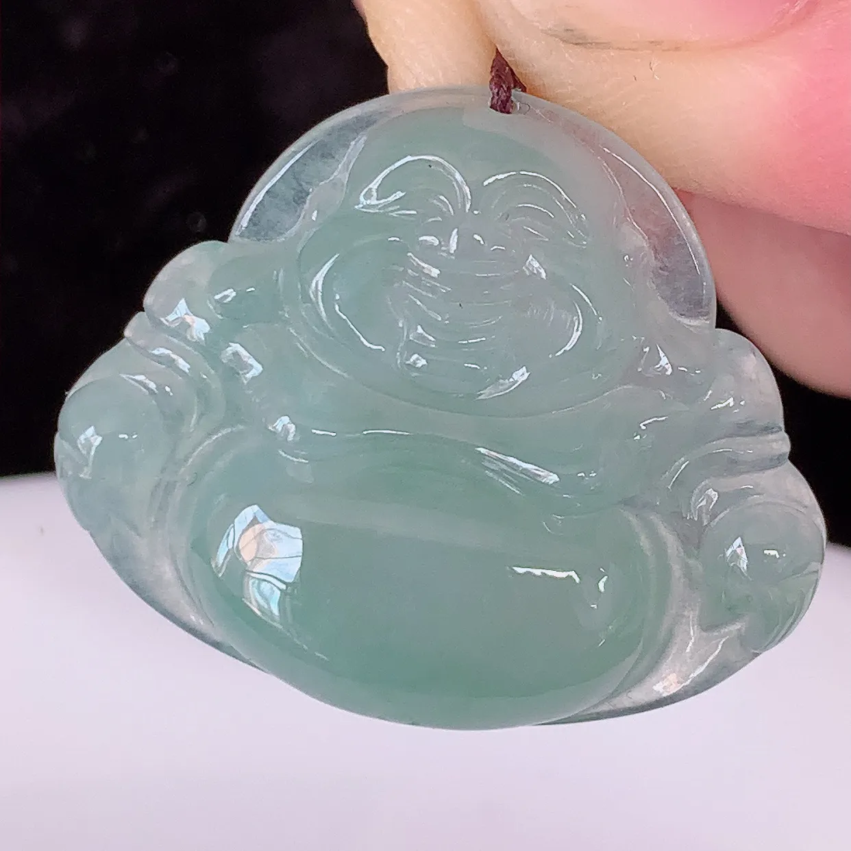 自然光实拍，冰种翡翠佛公，水灵起胶，翠色迷人，佛公在心中，一生平安，饱满圆润，开怀大笑佛公，配戴灵气