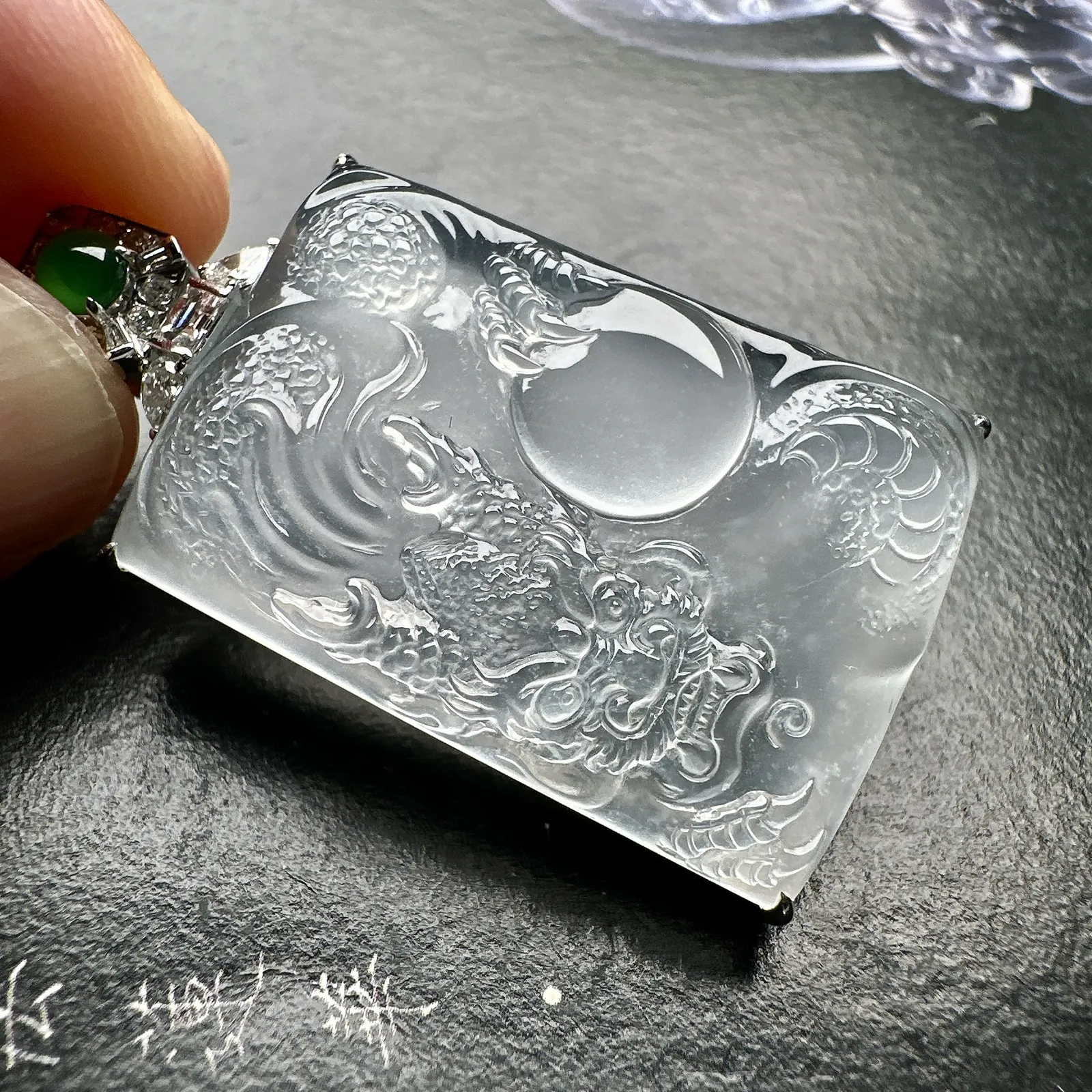 【玻璃种龙牌】冰润细腻，冰感好，质地很不错。雕工精细，佩戴效果好，18k金钻镶嵌，裸石尺寸31.9*22*4.6毫米