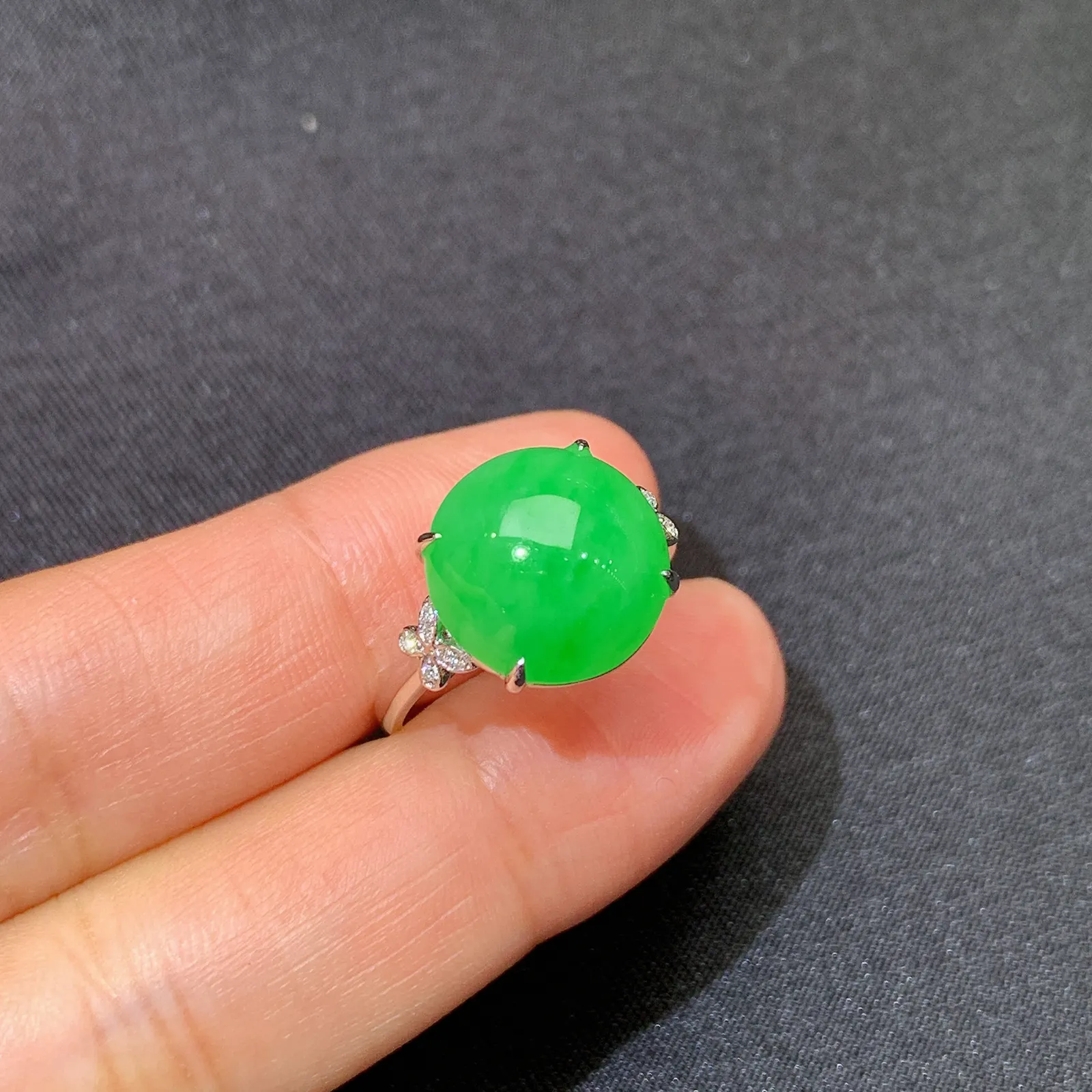 阳绿蛋面戒指 18k金镶嵌，简约时尚，冰润色阳，种水足，圈口13 裸石12.1*11.8*5.5