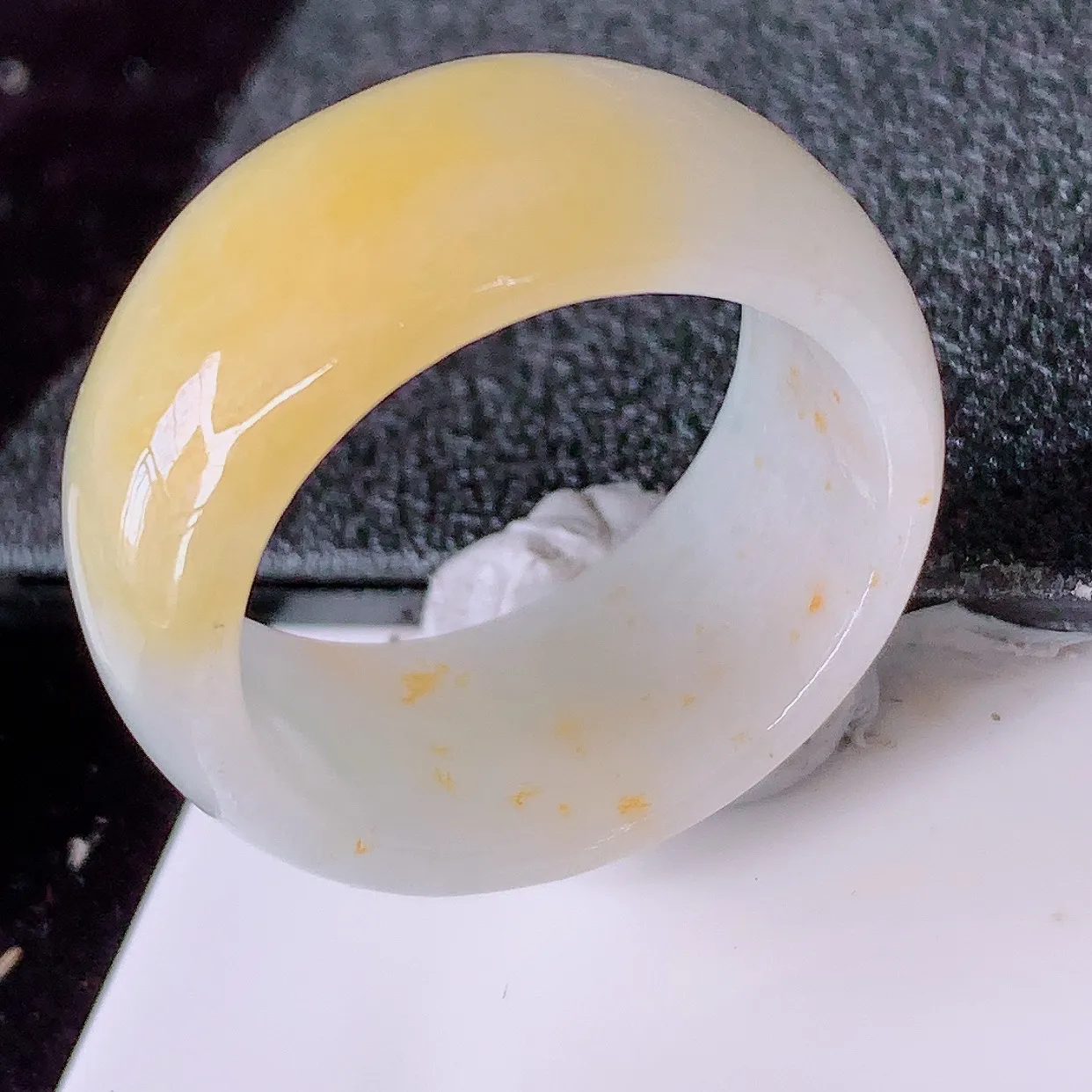 自然光实拍，冰黄翡21.5mm内径翡翠扳指，指环，沙金点玉扳指，财源滚滚，玉质细腻起胶，27圈口，种水好！#49.25尺寸21.5-11.5*3.5