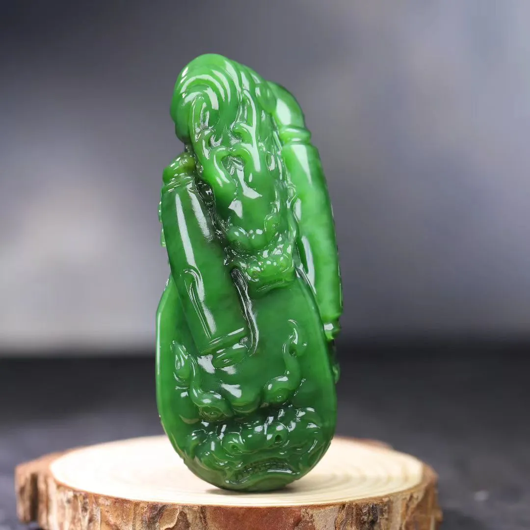 归心匠造｜高端臻品
  ●——生意兴隆
碧玉猫眼生意兴隆手把件，收藏级臻品美物，肉质油润细腻，由大师设计立体雕刻祥龙，饱满传神，犹如一幅活灵活现的画卷，凝聚着匠人的巧思与匠心，将龙的威武形象栩栩如生地呈现在眼前，每一处细节都经过精心雕琢，把玩于手中，仿佛能感受到龙的磅礴气势，让人不禁为之心动，不仅是一件精美的艺术品，更是传承着中华文化的瑰宝，让人在欣赏中感受到传统文化的深厚底蕴，寓意避邪纳福，吉祥如意，生意兴隆，财源滚滚。
80*34*27mm，95.50g.