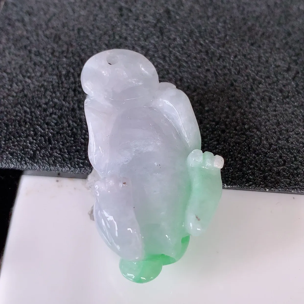 自然光实拍，冰润飘绿翡翠生肖鼠吊坠，种老水足，雕工精湛 ，寓意美好，佩戴时尚出众！#87.26