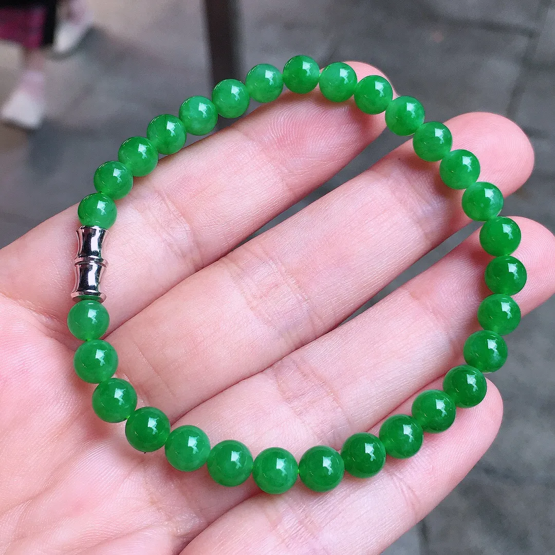 阳绿珠子手串，色泽均匀艳丽，玉质细腻，荧光感超
强，饱满圆润，尽显优雅气质，