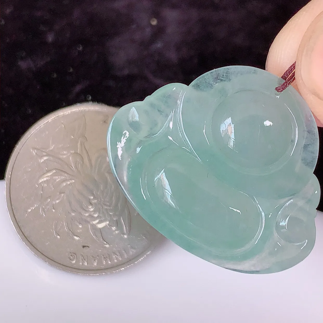 自然光实拍，冰种翡翠佛公，水灵起胶，翠色迷人，佛公在心中，一生平安，饱满圆润，开怀大笑佛公，配戴灵气十足！#46.25