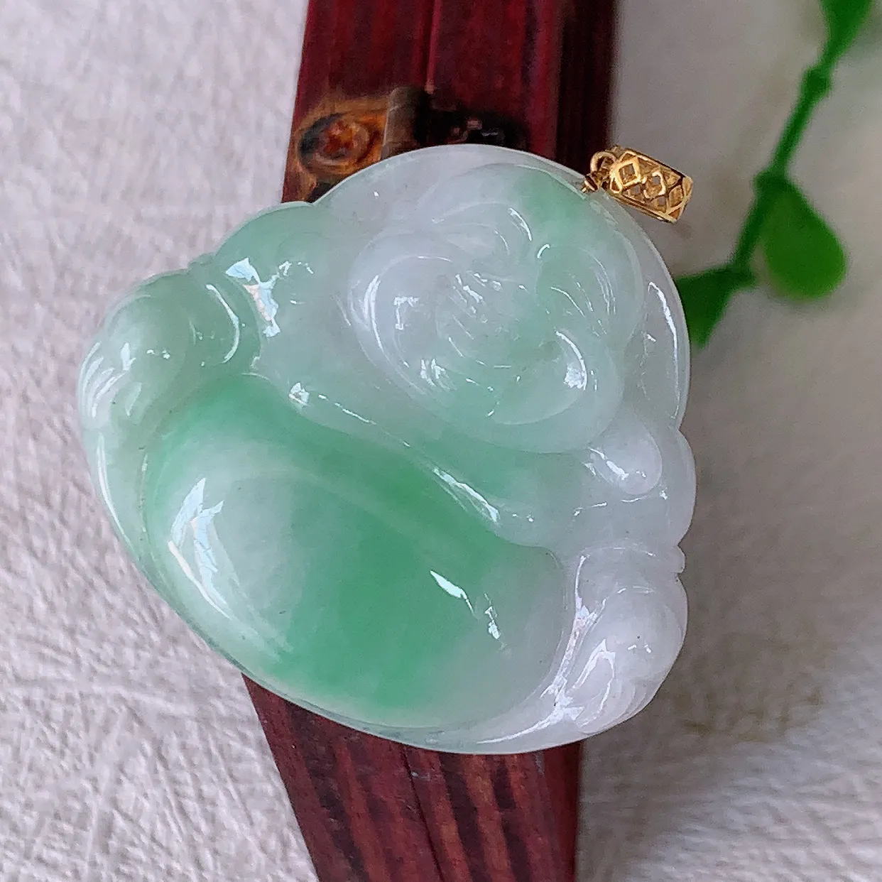 18k金镶嵌水润飘绿翡翠佛公吊坠，沁人心脾，精致典雅的设计，为佩戴者，增添色彩，送礼自留都是佳品选择！#00.26